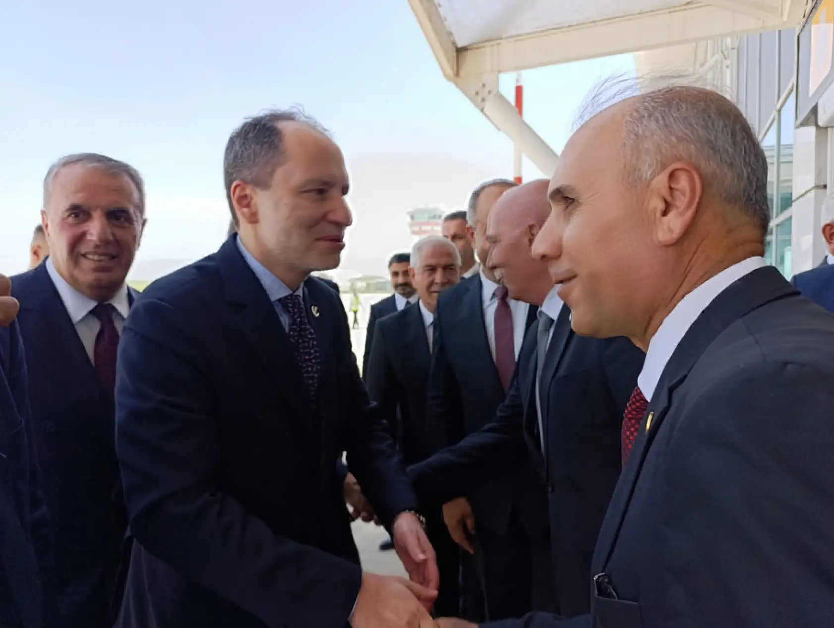 Yeniden Refah genel başkanı Erbakan Ağrı'da çiçeklerle karşılandı