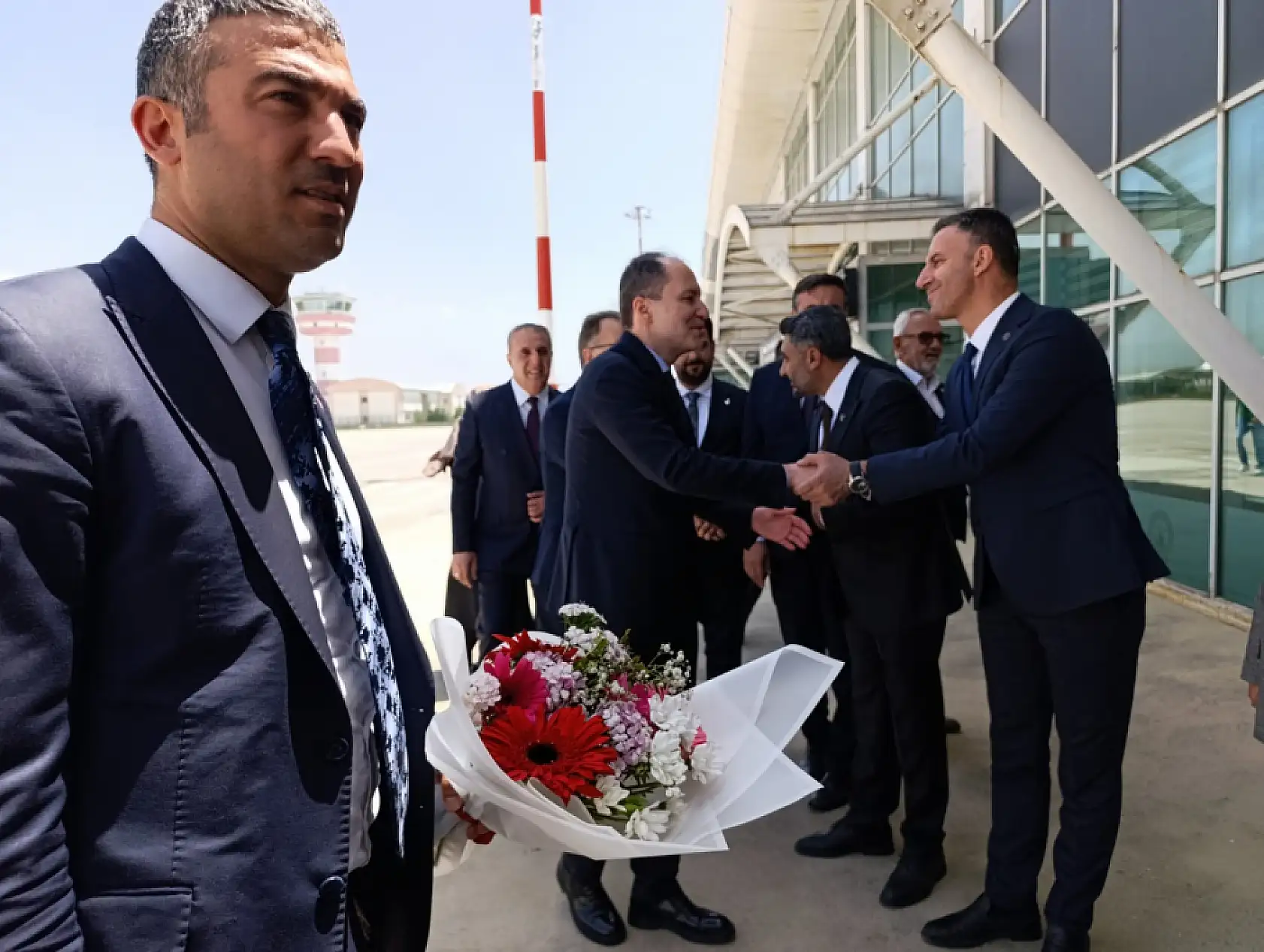 Yeniden Refah genel başkanı Erbakan Ağrı'da çiçeklerle karşılandı