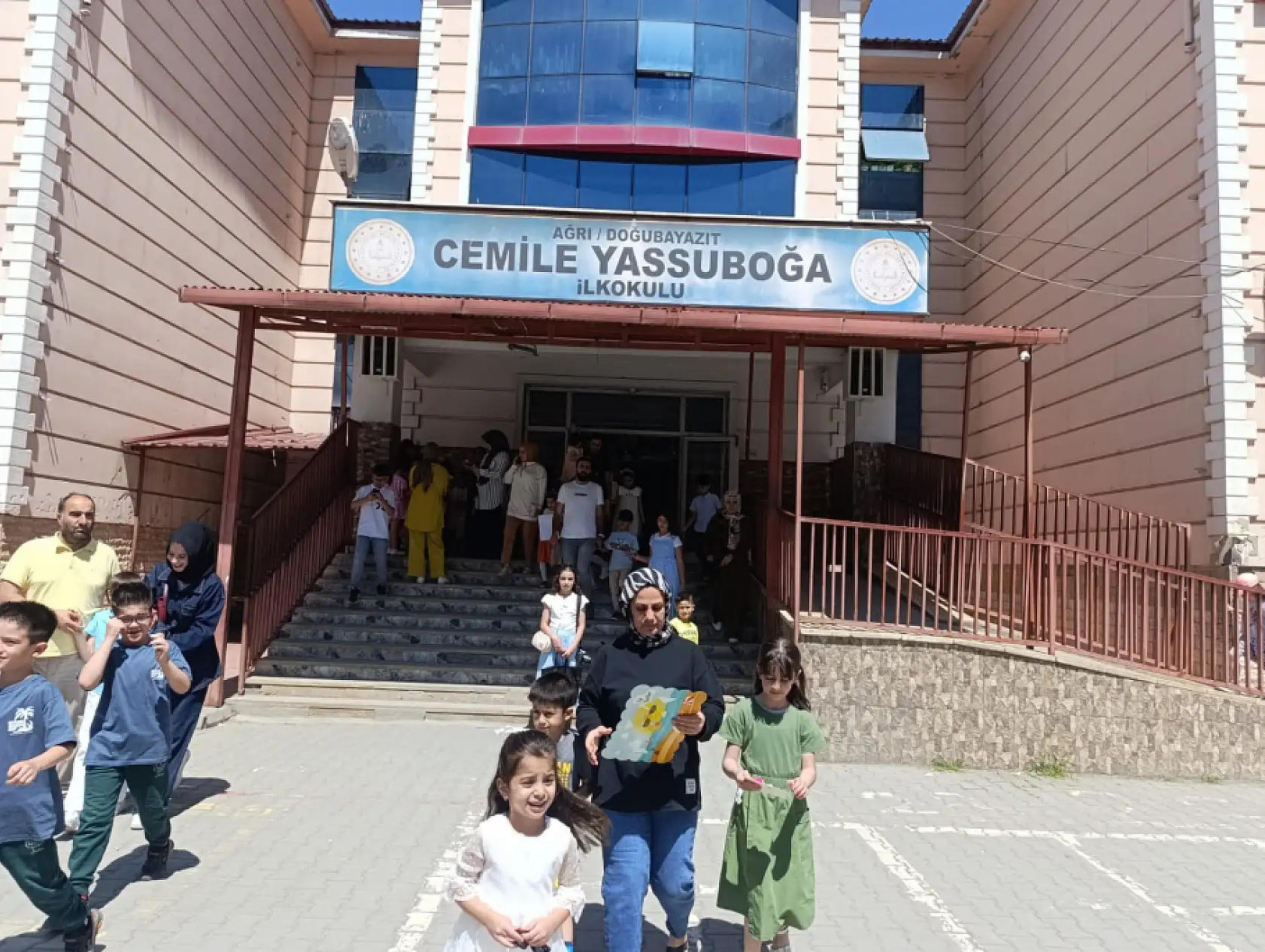 Doğubayazıt'ta 32 bin öğrenci karnesine kavuştu
