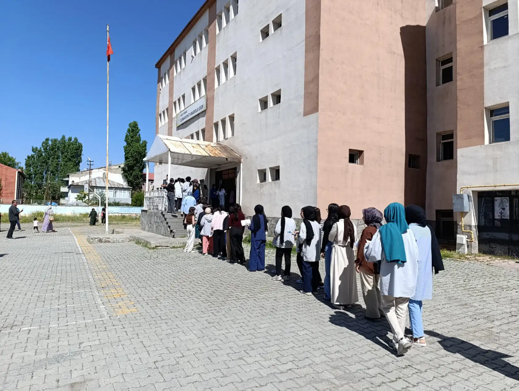 Ağrı'da binlerce genç üniversite hayali için sınavda ter döküyor