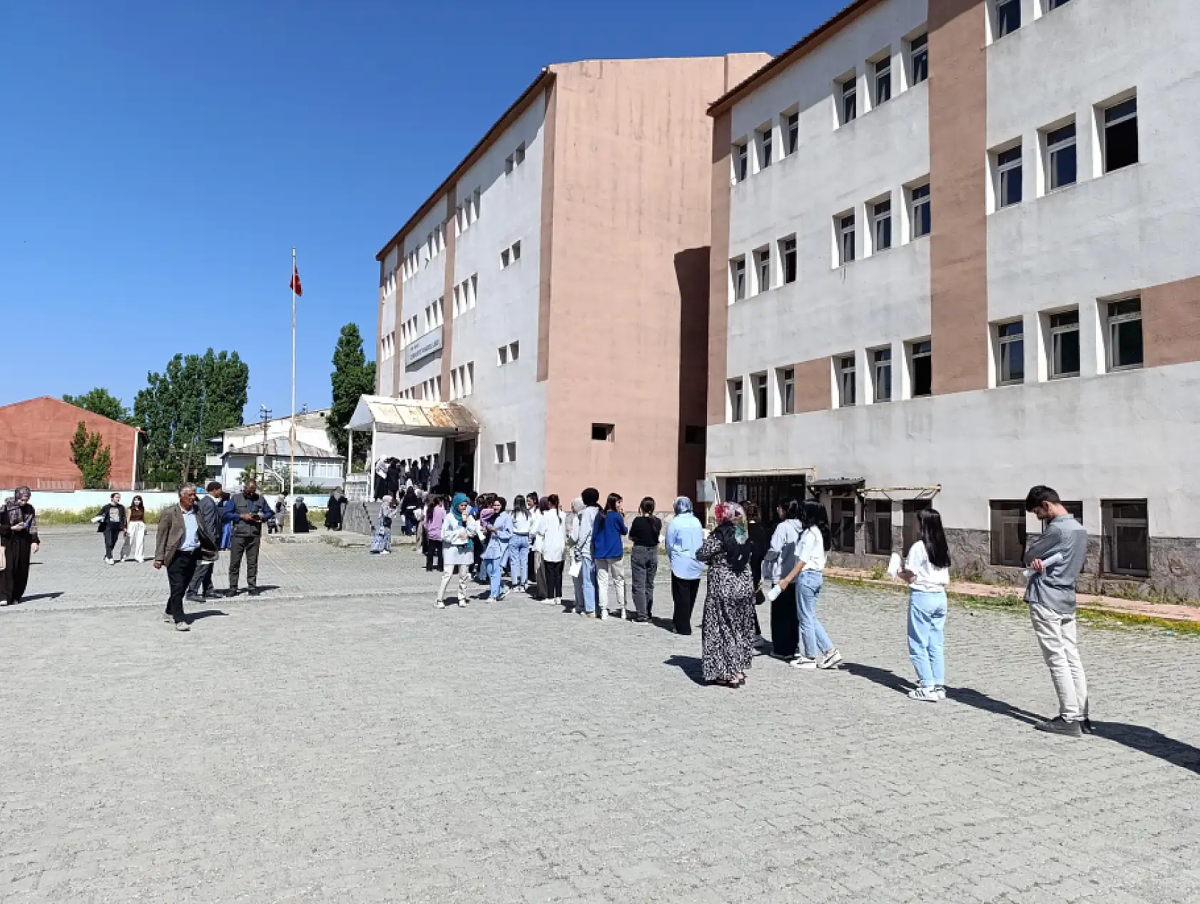 Ağrı'da binlerce genç üniversite hayali için sınavda ter döküyor
