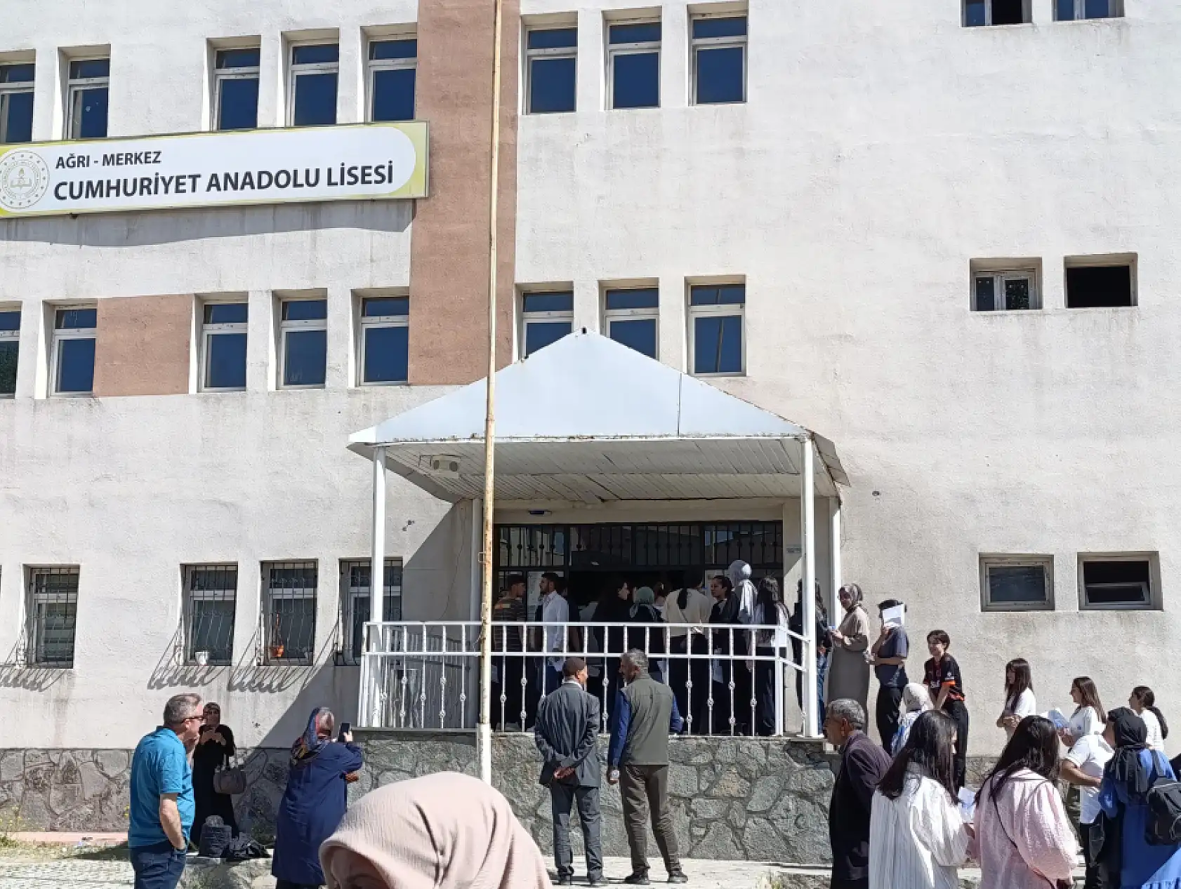 Ağrı'da binlerce genç üniversite hayali için sınavda ter döküyor