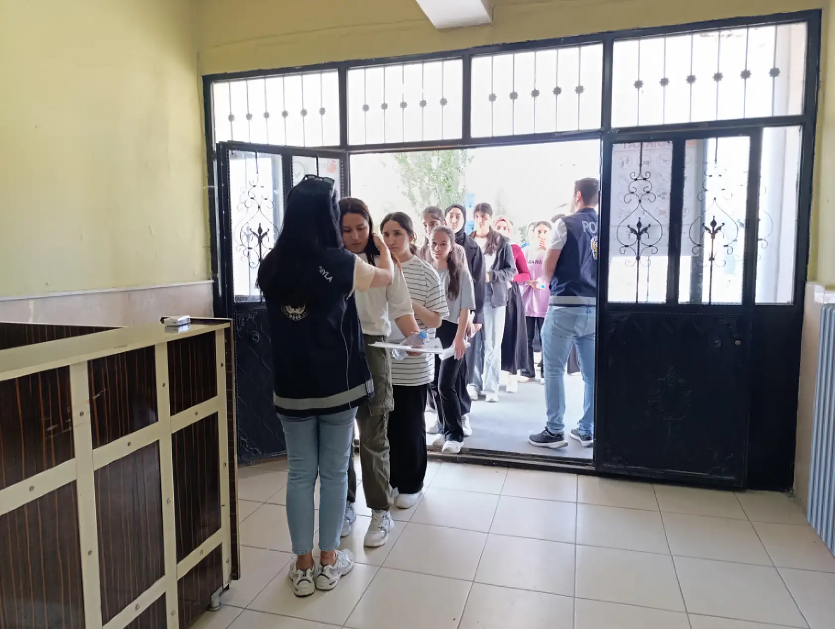 Ağrı'da binlerce genç üniversite hayali için sınavda ter döküyor