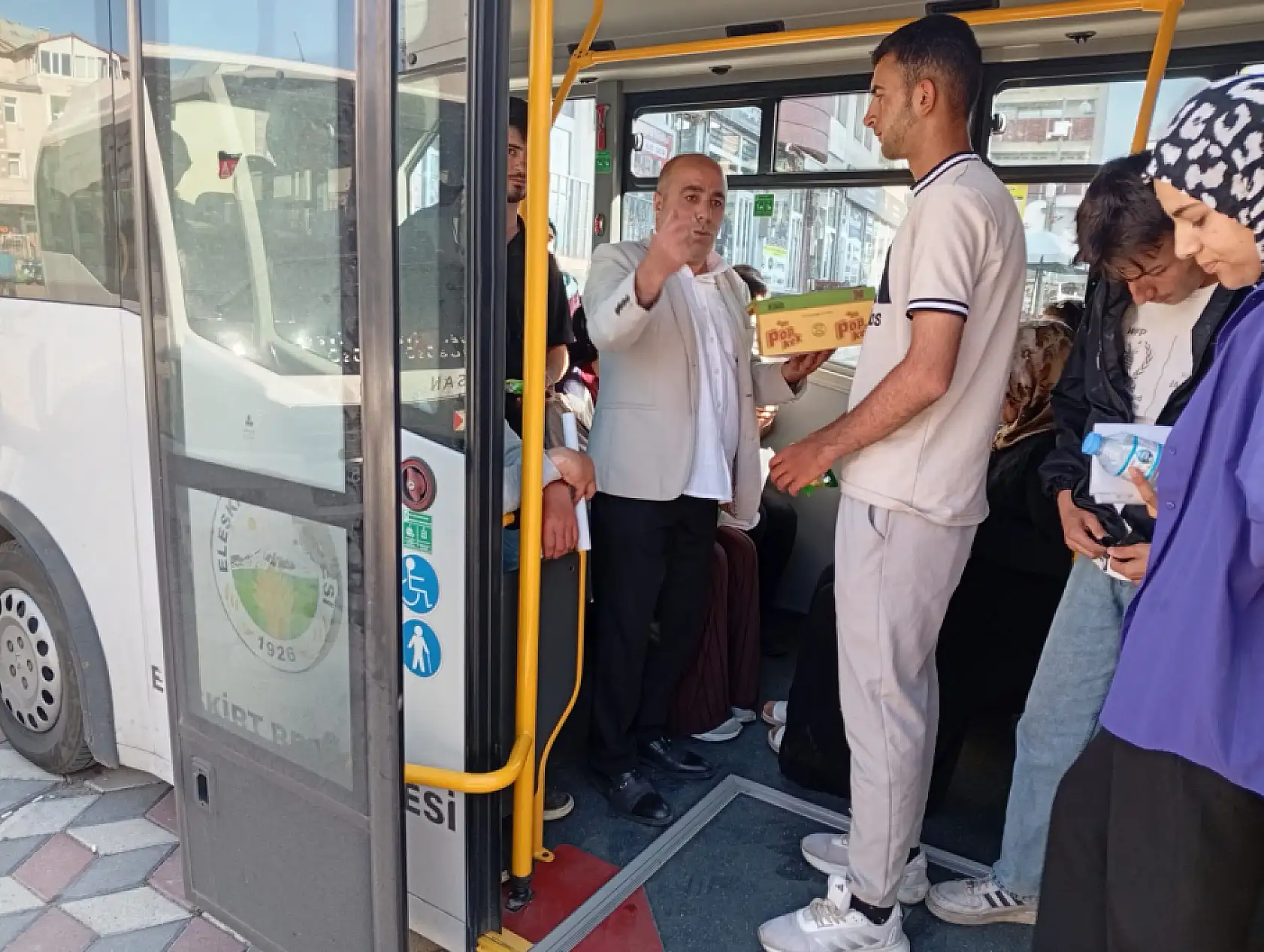 Eleşkirt'te gençlere tam destek: Belediye sınav sabahı sahadaydı
