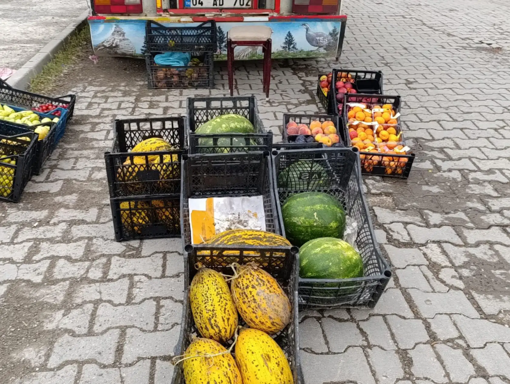 Manav tezgâhı artık sokakta: Ağrı'da kapı önünde taze meyve dönemi