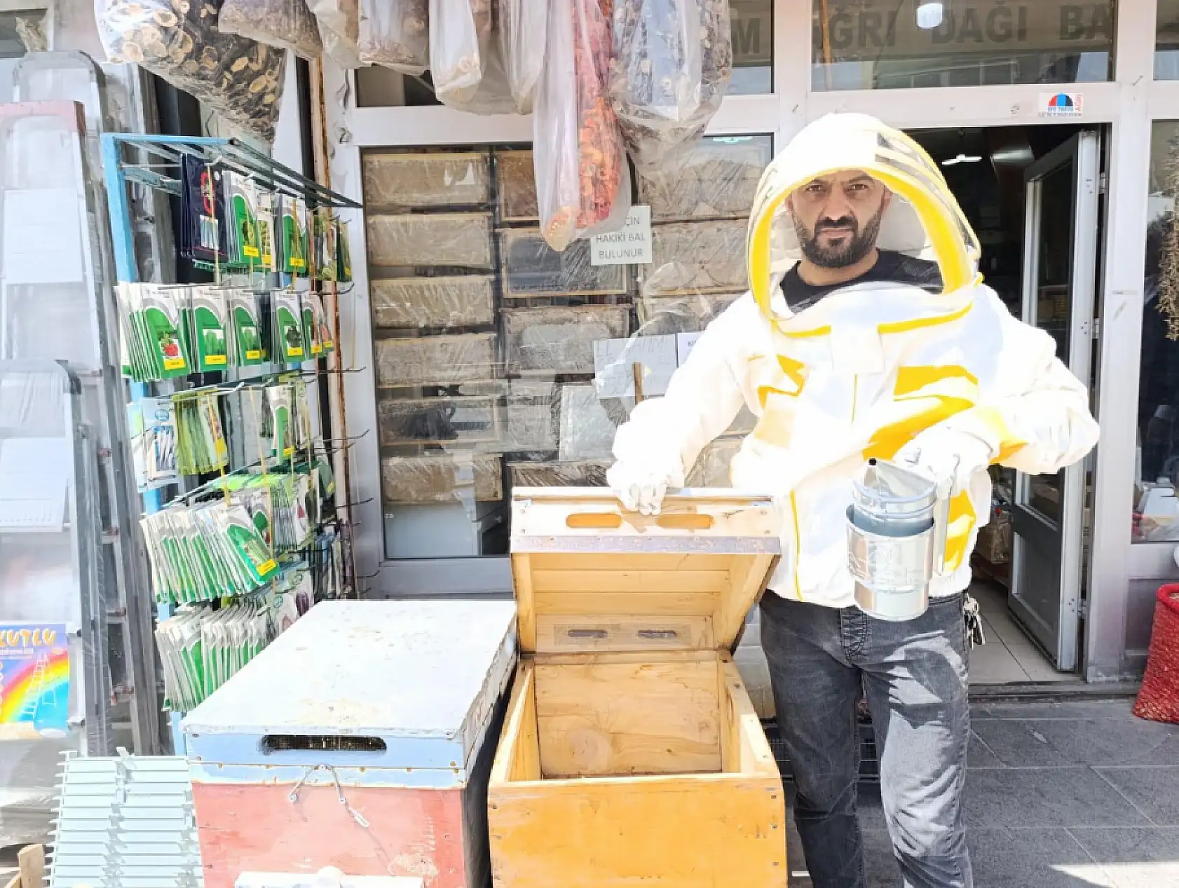 Ağrı'da yazla birlikte arıcılık malzemelerine talep arttı