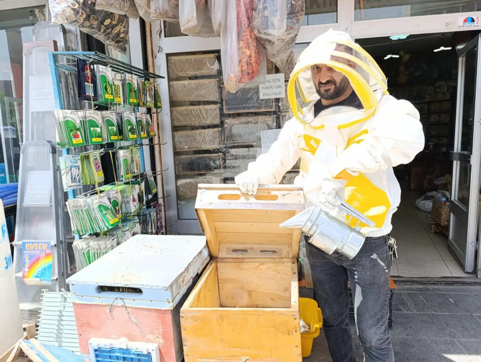 Ağrı'da yazla birlikte arıcılık malzemelerine talep arttı