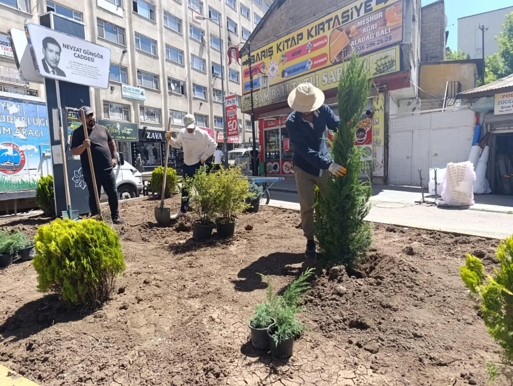 Yeşil alanlar artıyor Ağrı'da cadde düzenlemeleri devam ediyor