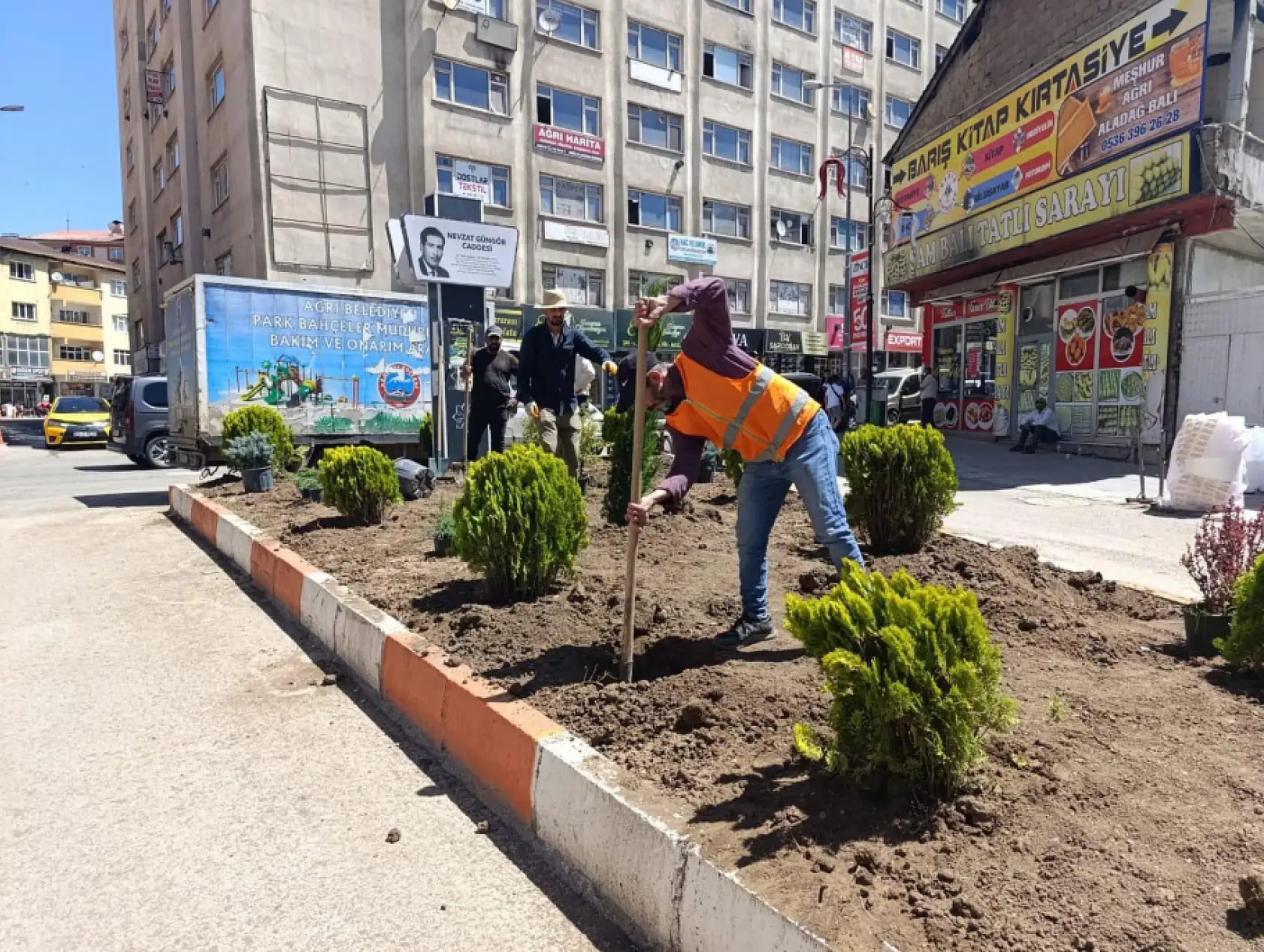 Yeşil alanlar artıyor Ağrı'da cadde düzenlemeleri devam ediyor