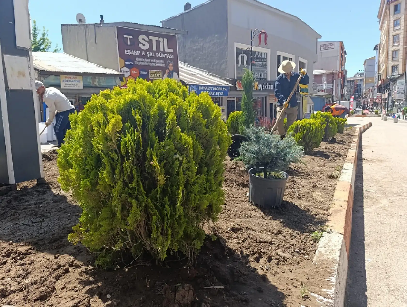 Yeşil alanlar artıyor Ağrı'da cadde düzenlemeleri devam ediyor
