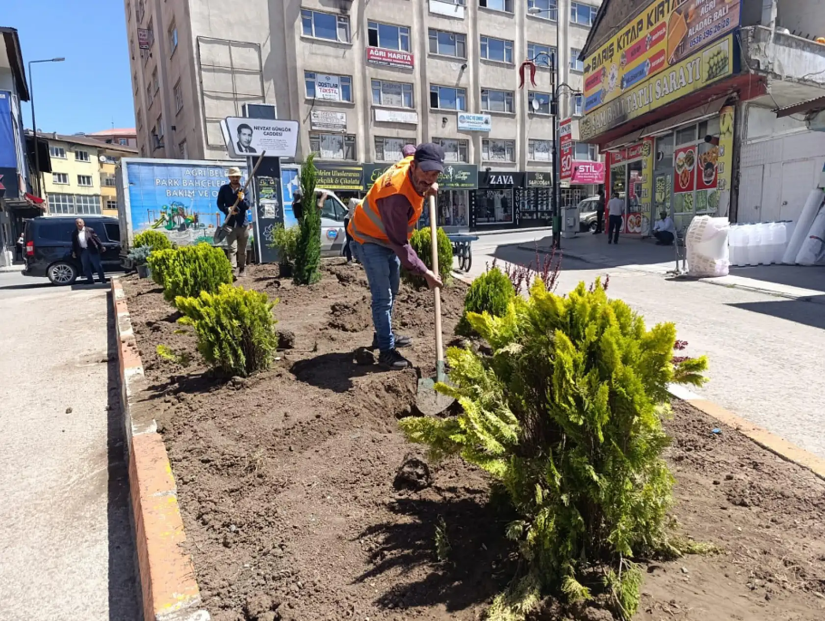 Yeşil alanlar artıyor Ağrı'da cadde düzenlemeleri devam ediyor