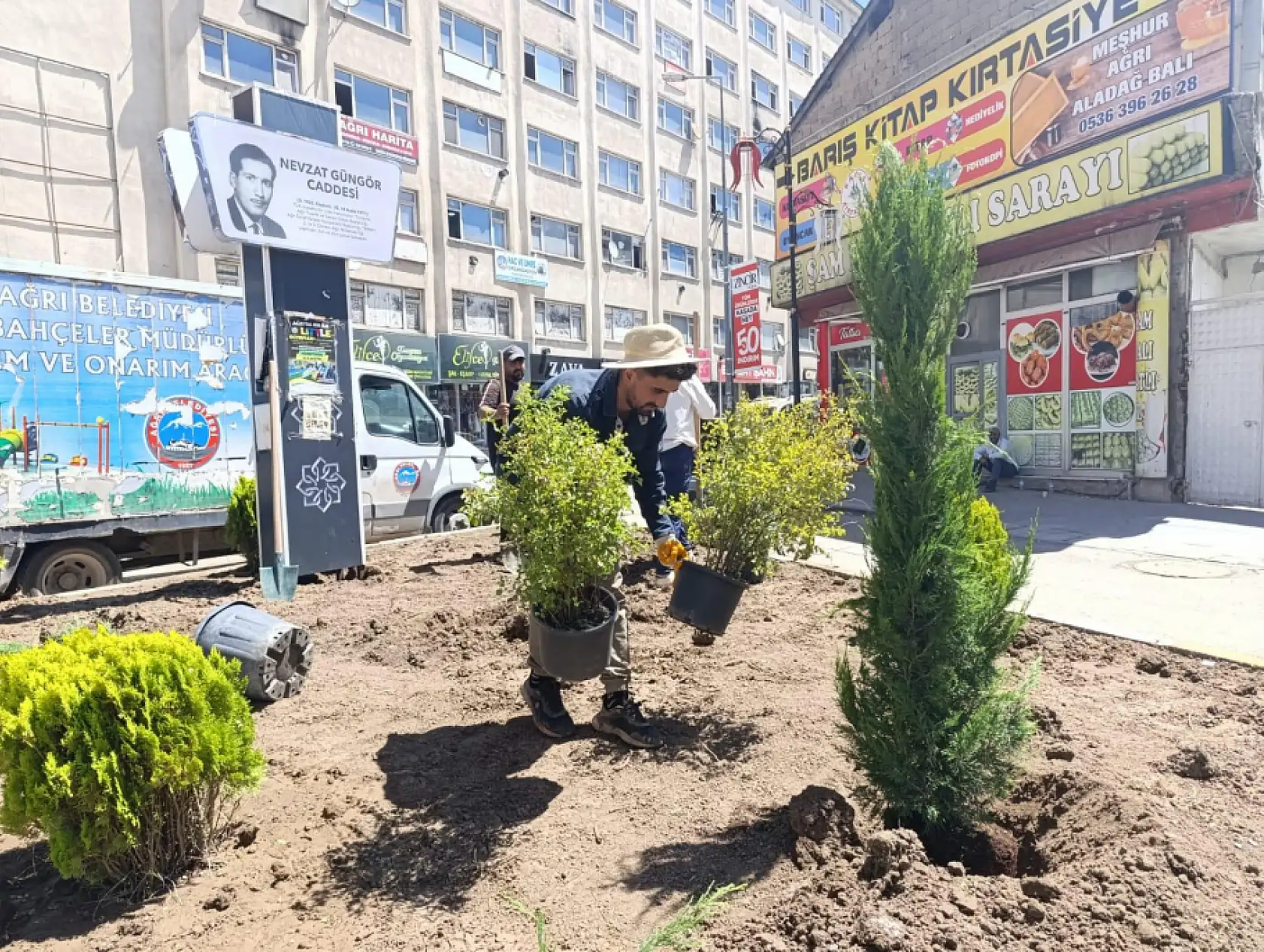 Yeşil alanlar artıyor Ağrı'da cadde düzenlemeleri devam ediyor