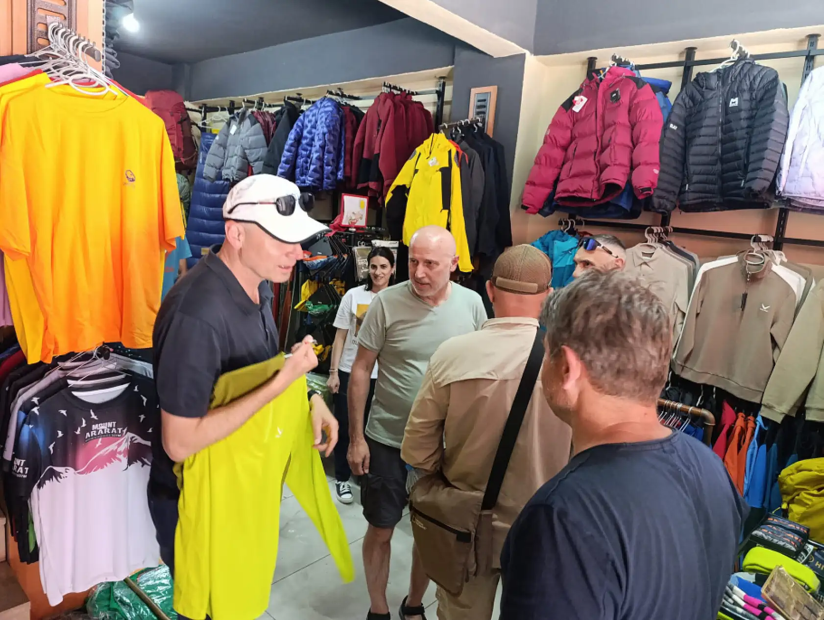 Ağrı Dağı eteklerinde dağcılara teknik destek ve ekipman sunuluyor