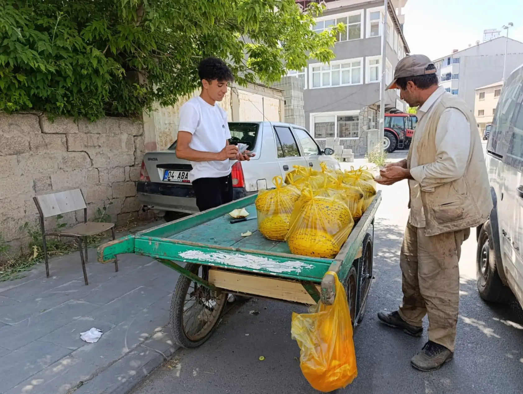 Ağrılı genç yaz tatilinde kavun satarak harçlığını kazanıyor