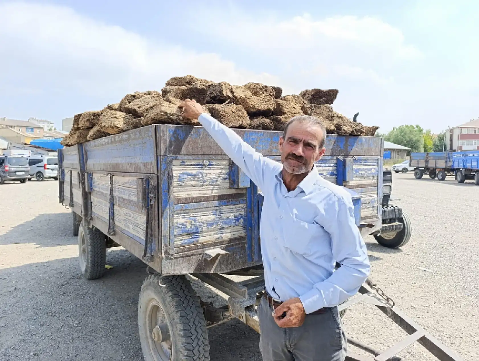 Ağrı'da yaz ortasında kış hazırlığı: Tezek satışları başladı