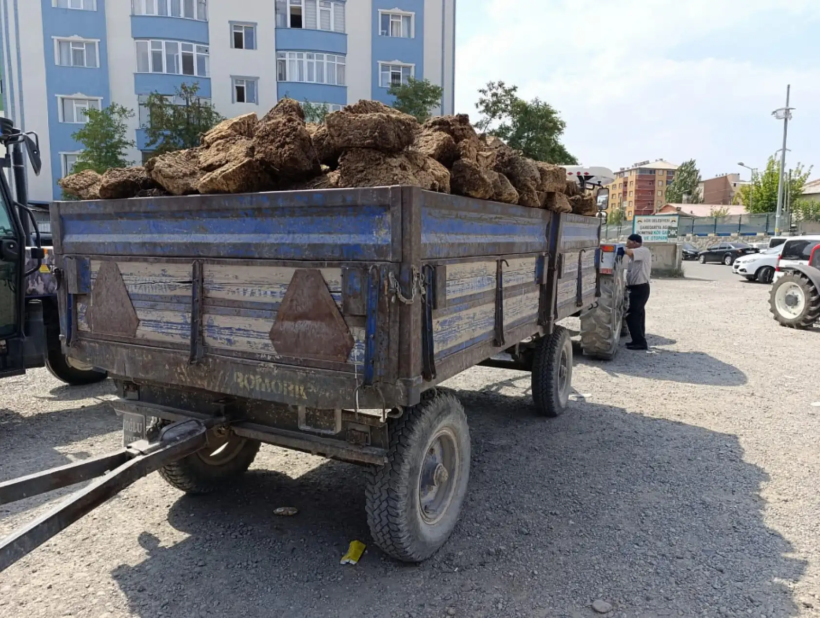 Ağrı'da yaz ortasında kış hazırlığı: Tezek satışları başladı