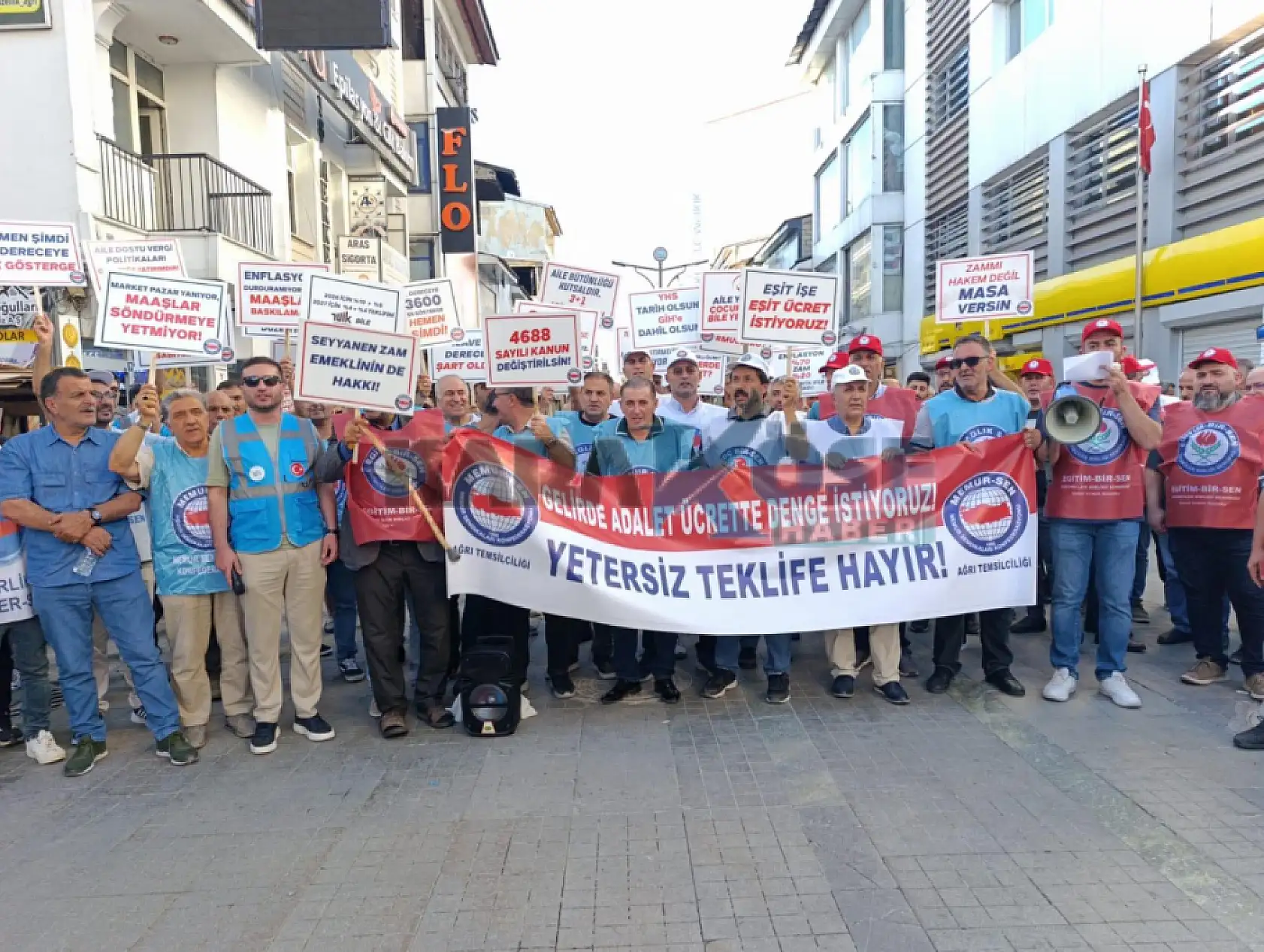 Ağrı'da Memur-Sen'den 'Gelirde Adalet, Ücrette Denge' eylemi