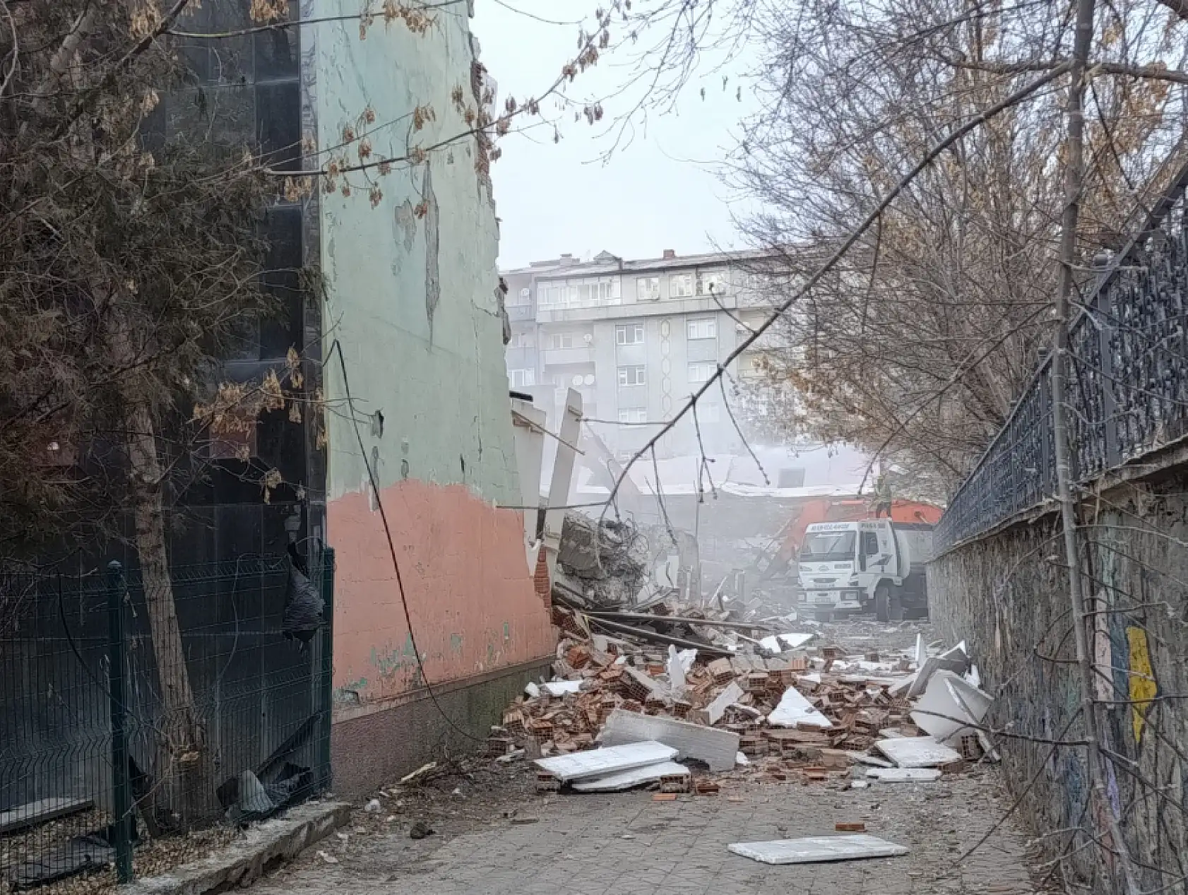 Ağrı'nın en eski okulları yıkılıyor: Şehrin kalbinde çalışmalar başladı