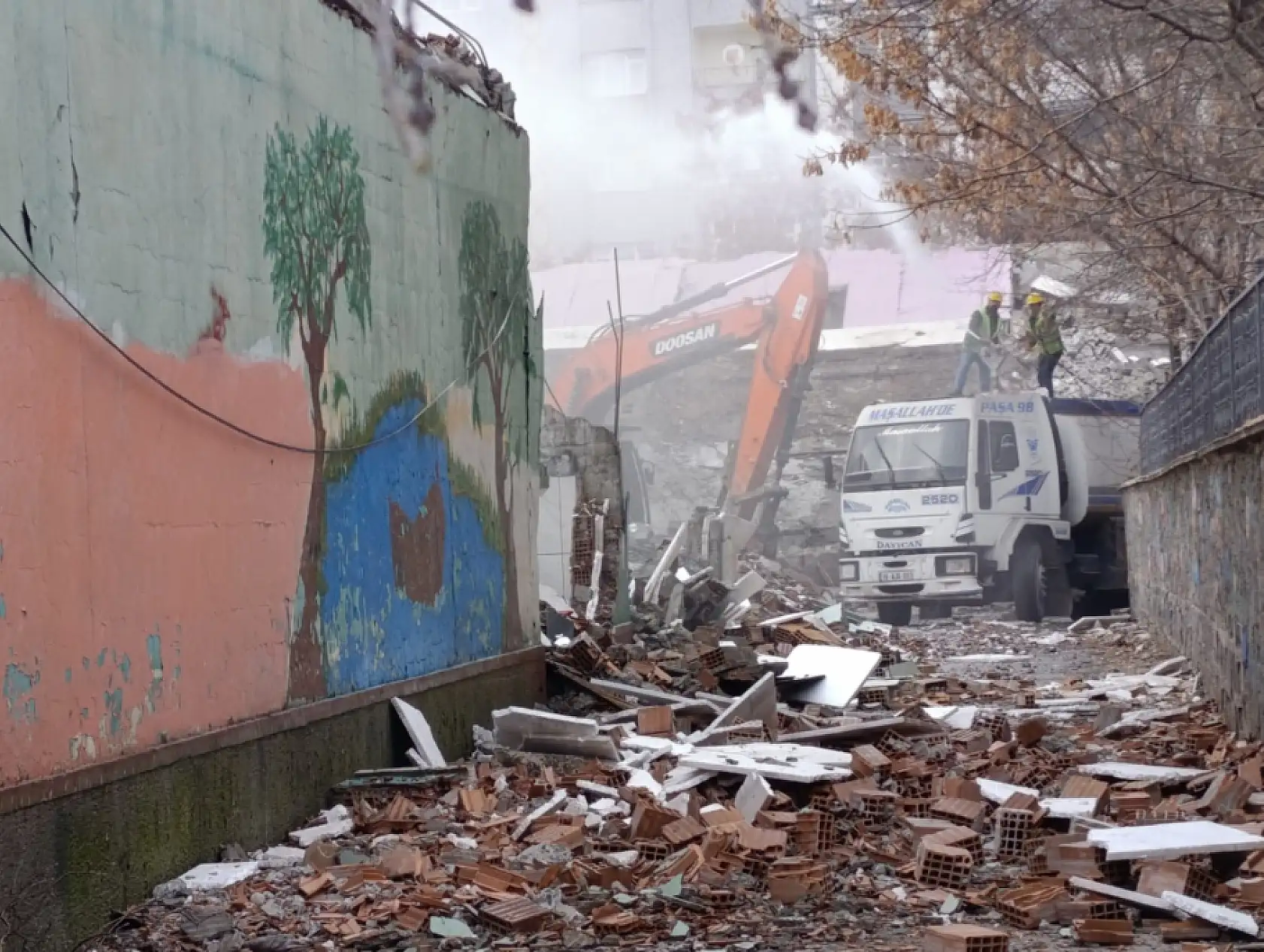 Ağrı'nın en eski okulları yıkılıyor: Şehrin kalbinde çalışmalar başladı