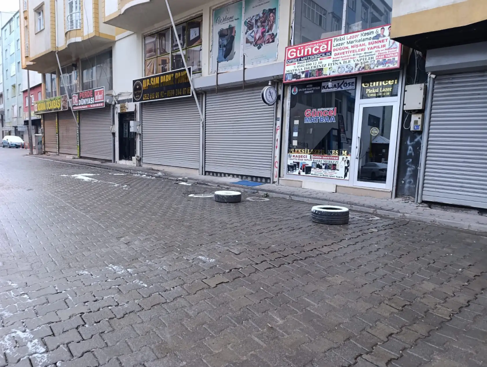 Doğubayazıt'ta sabah saatlerinde kar etkili oldu