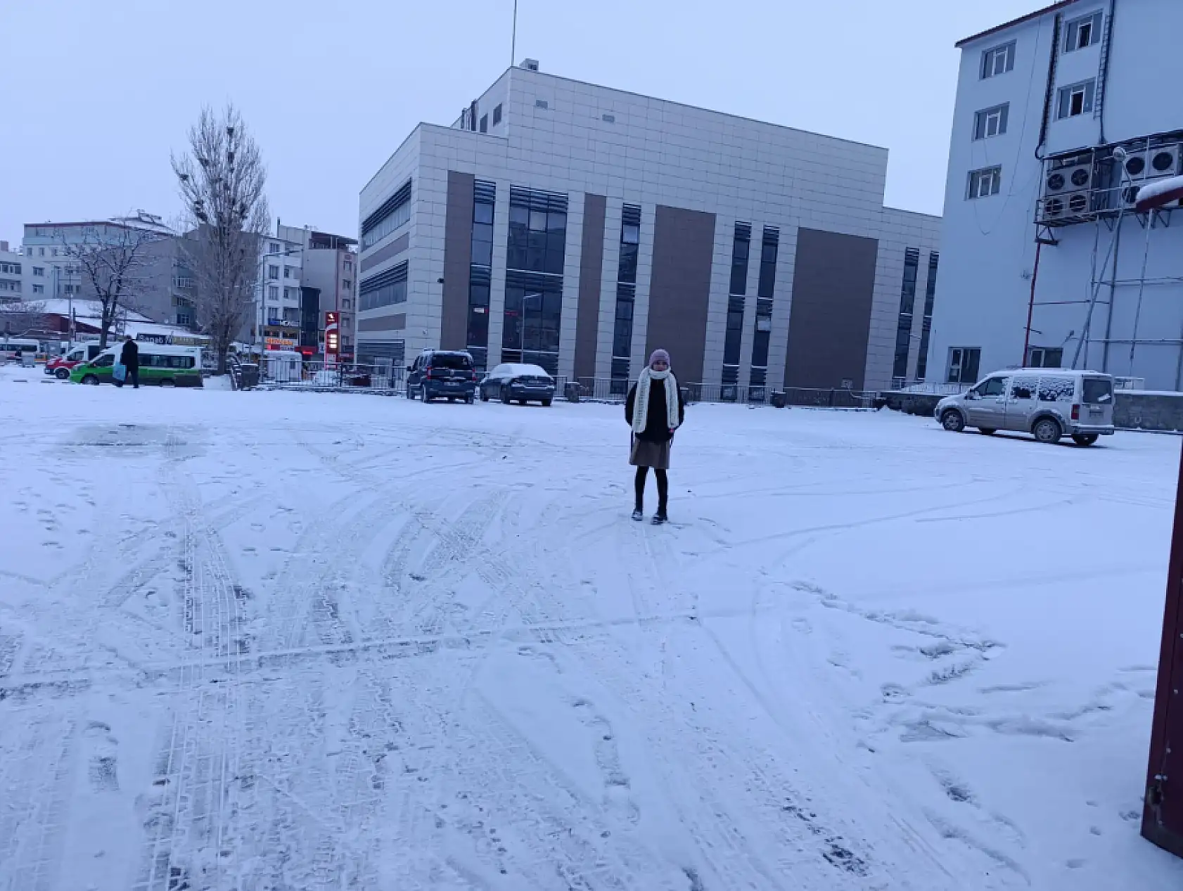 Doğubayazıt'ta sabah saatlerinde kar etkili oldu