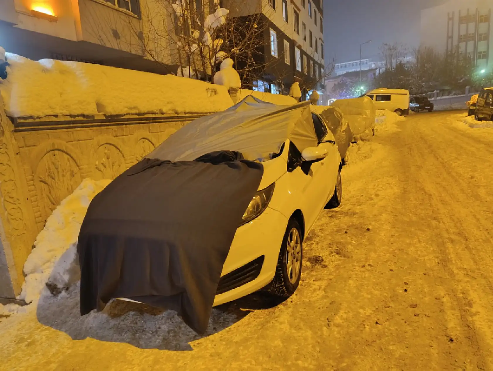 Ağrı'da dondurucu gecelerde, vatandaşlar araçlarını örtüyor