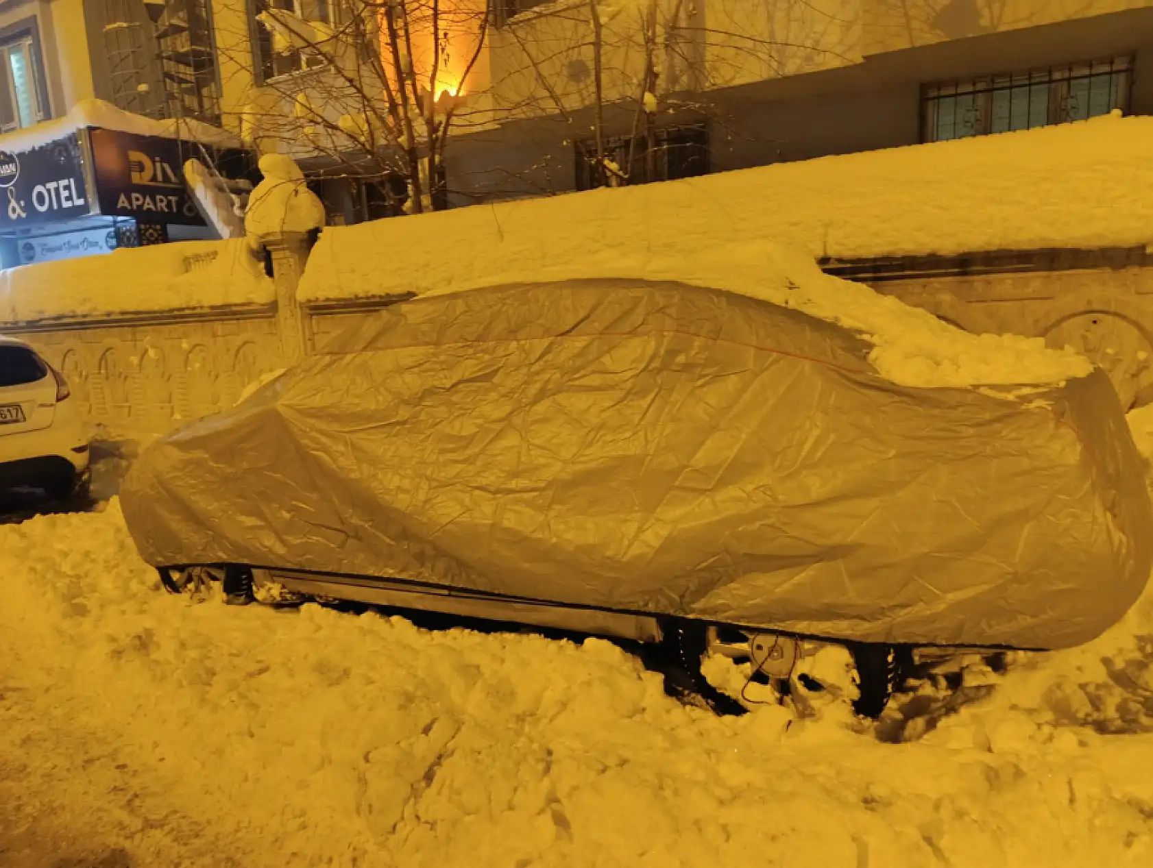 Ağrı'da dondurucu gecelerde, vatandaşlar araçlarını örtüyor