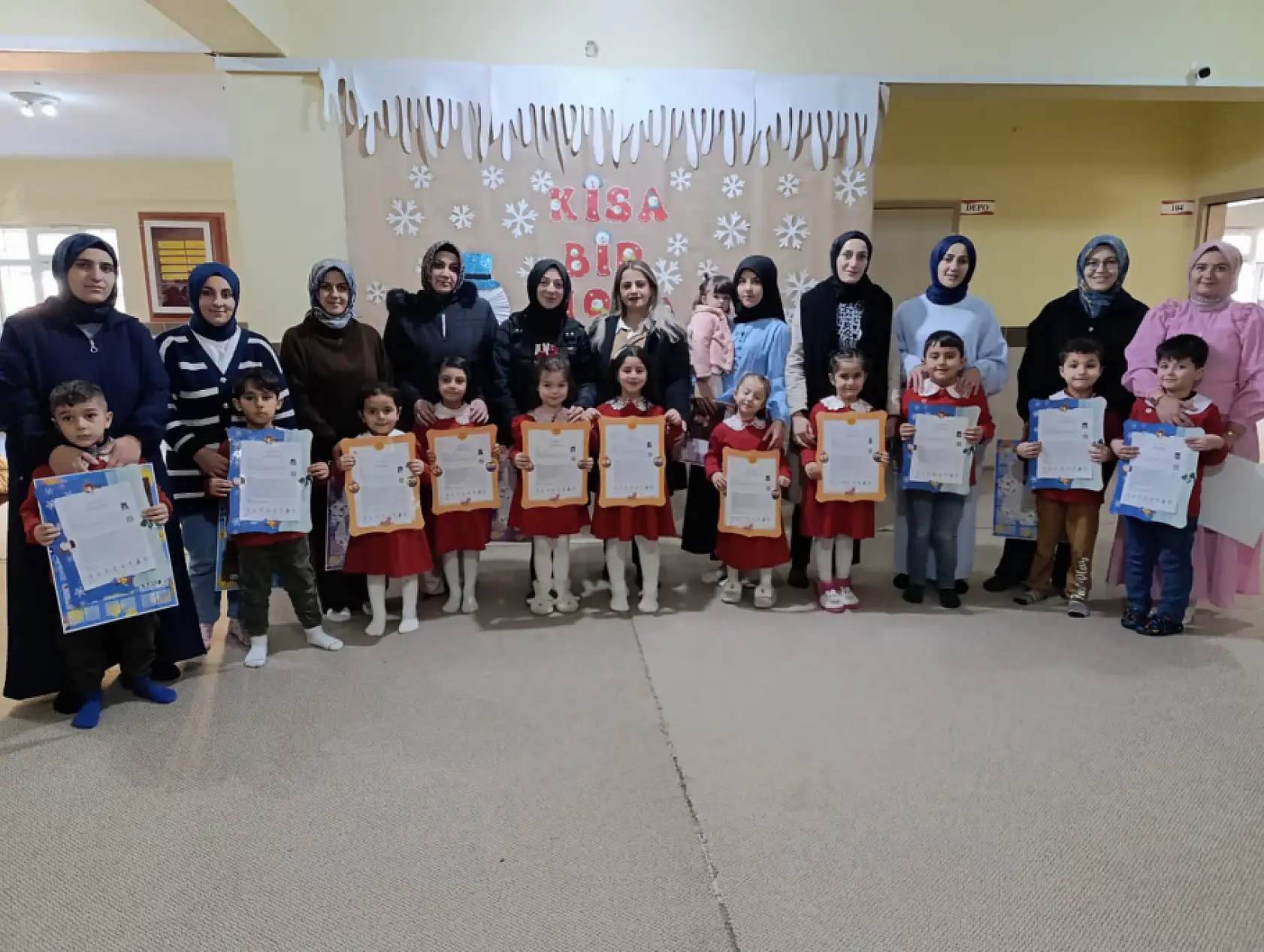 Doğubayazıt'ta karneler alındı, Kaymakam Ekinci minikleri yalnız bırakmadı