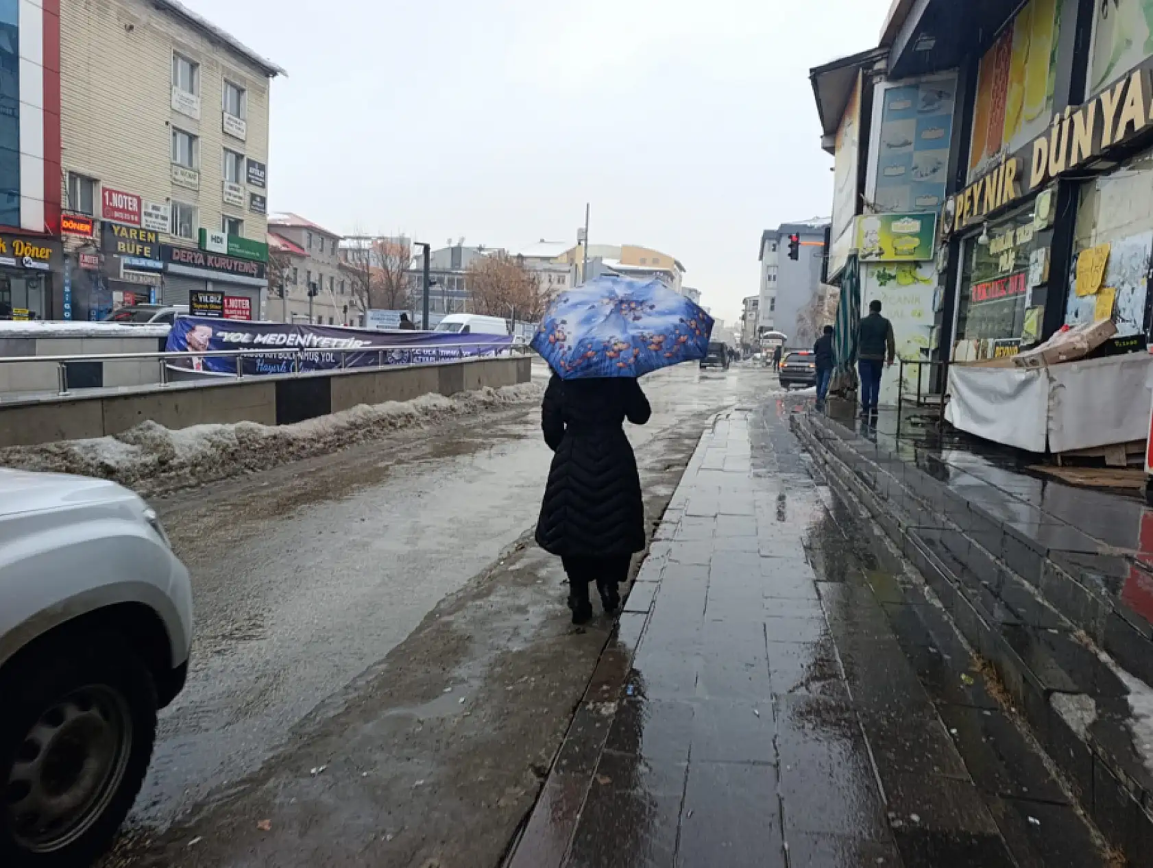 Ağrı'da kış ortasında şemsiyeler açıldı