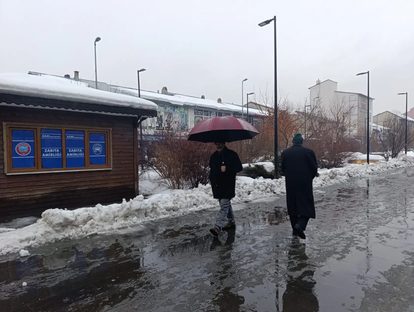 Ağrı'da kış ortasında şemsiyeler açıldı