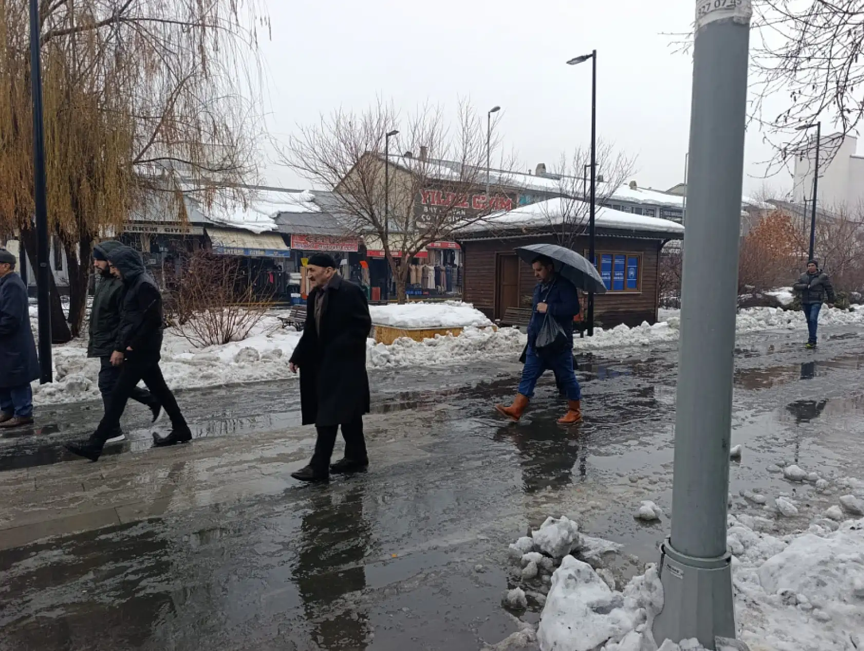 Ağrı'da kış ortasında şemsiyeler açıldı