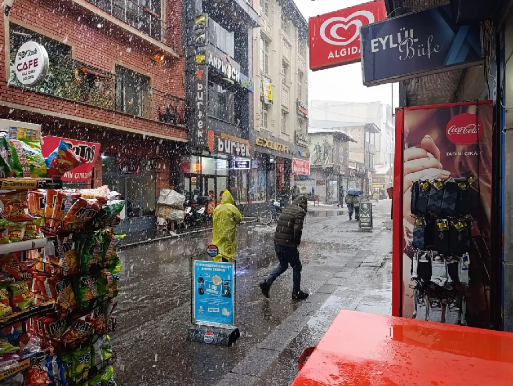 Ağrı'da kar yağışı aralıklarla etkisini artırıyor