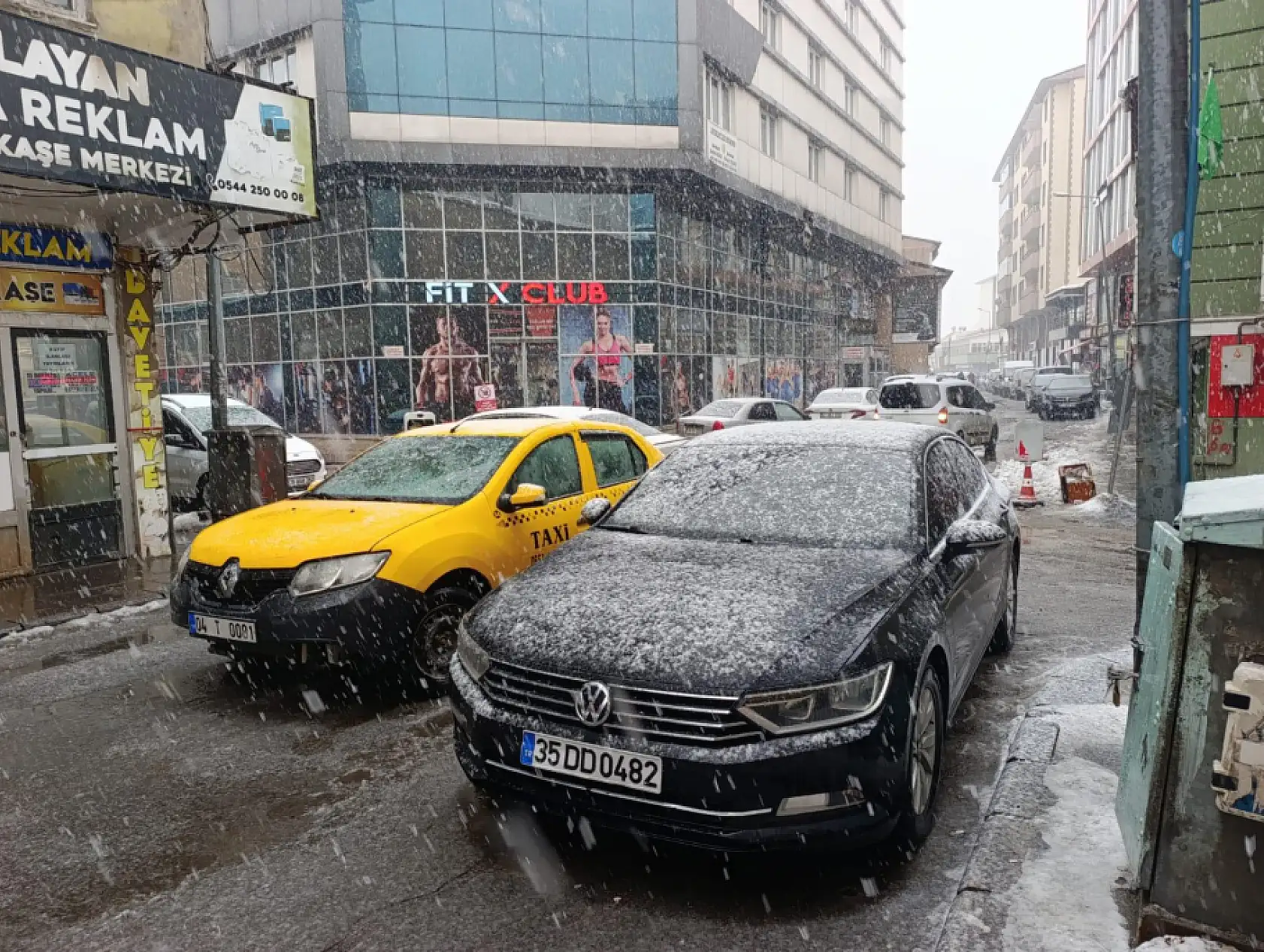 Ağrı'da kar yağışı aralıklarla etkisini artırıyor