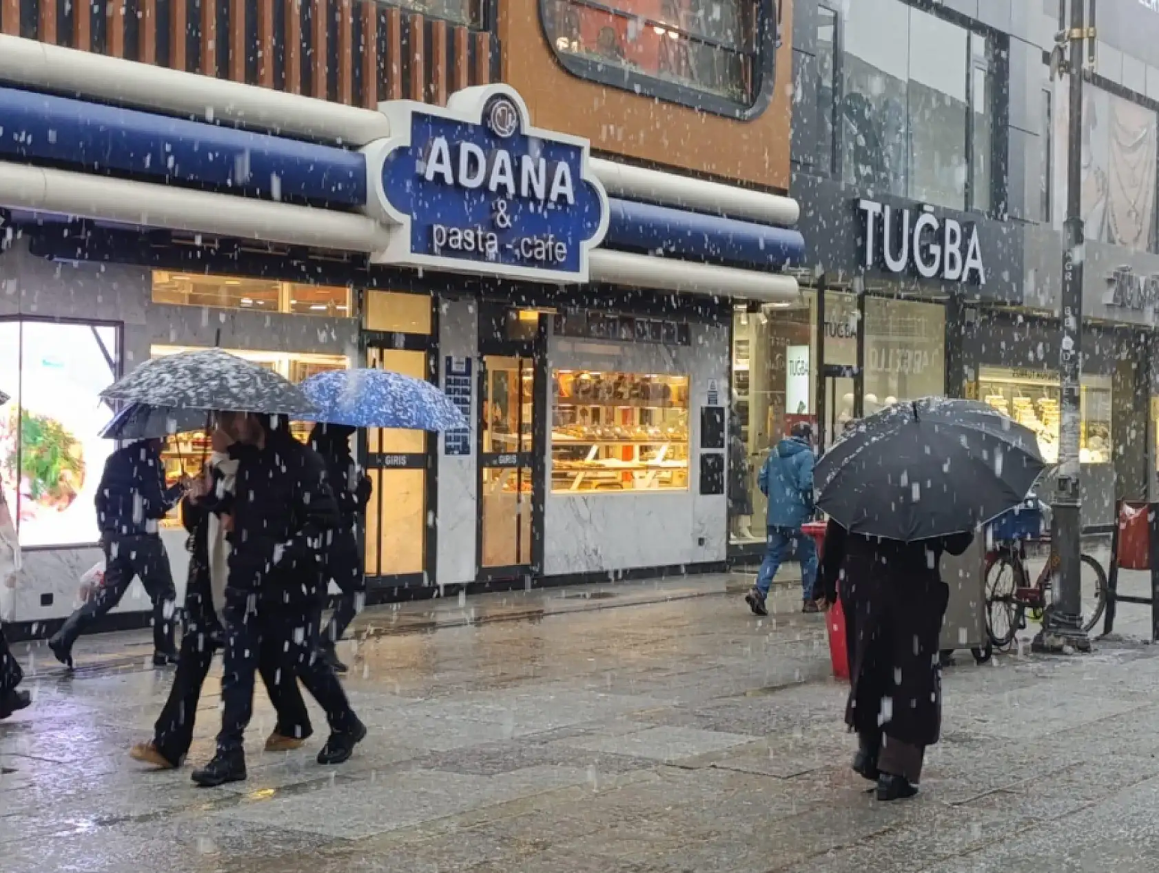 Ağrı'da kar yağışı aralıklarla etkisini artırıyor