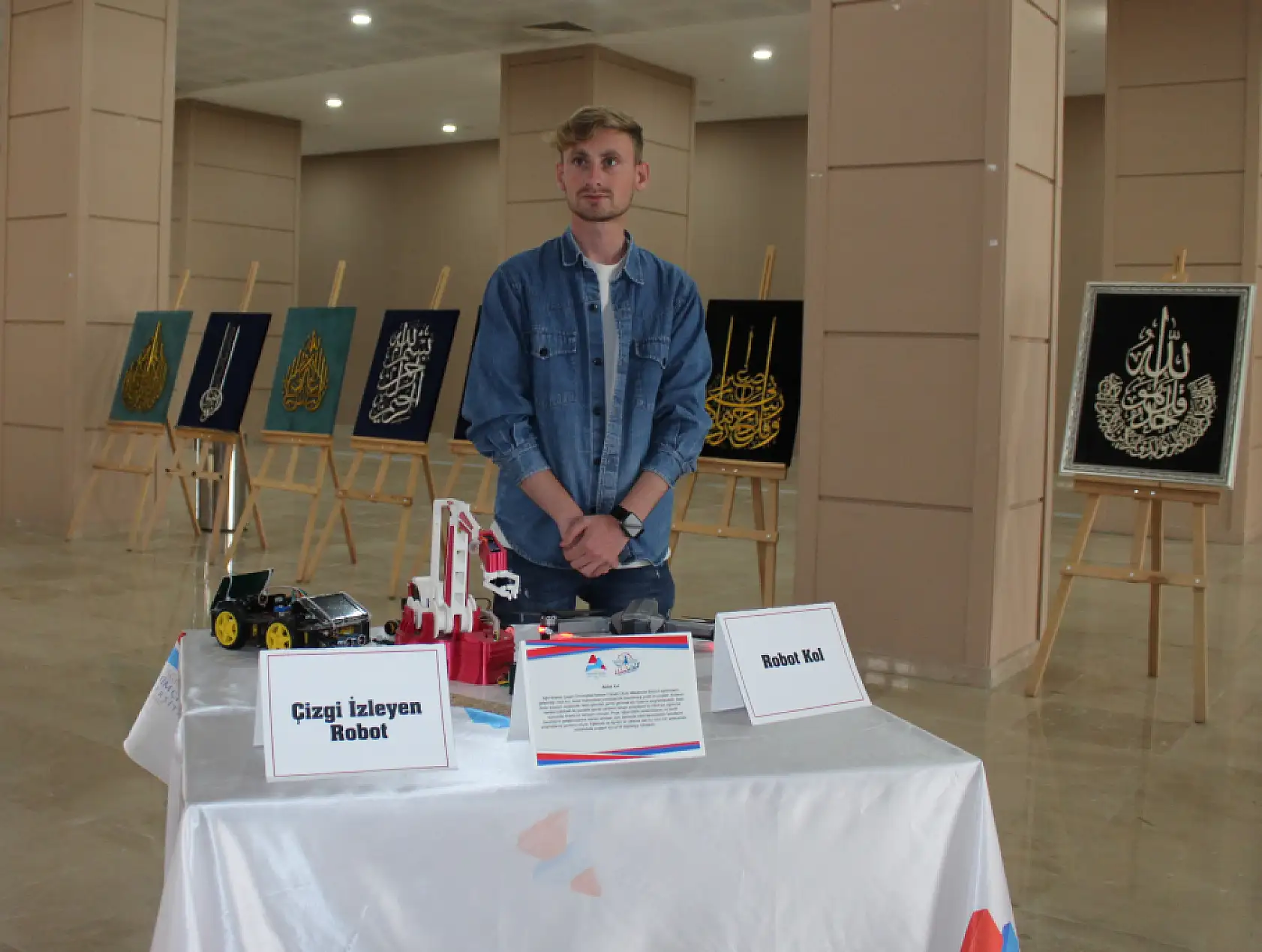 Ağrı'da öğrencilerden hayran bırakan mezuniyet sergisi