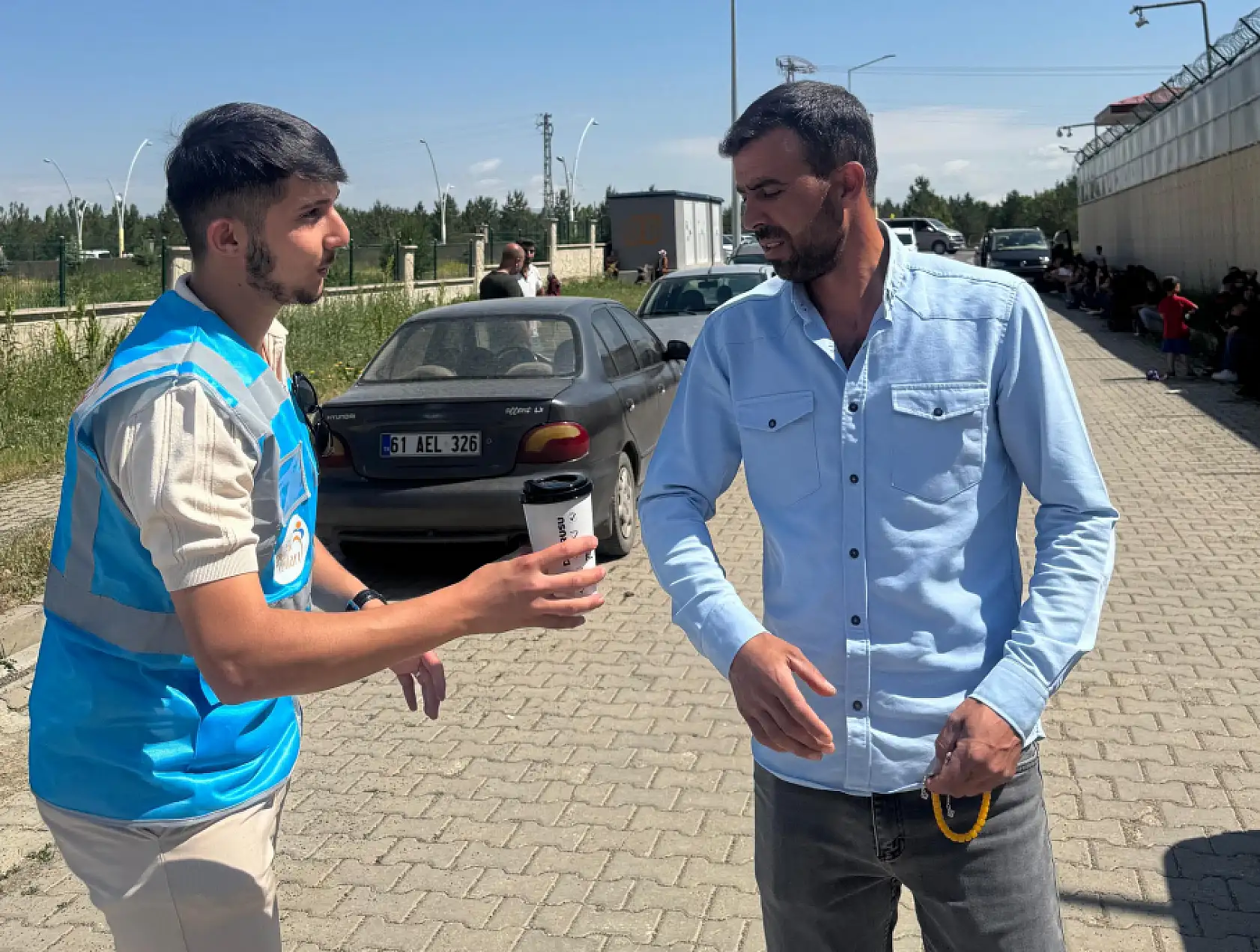 AK Parti Ağrı Gençlik Kolları'ndan sınav ve babalar günü jesti