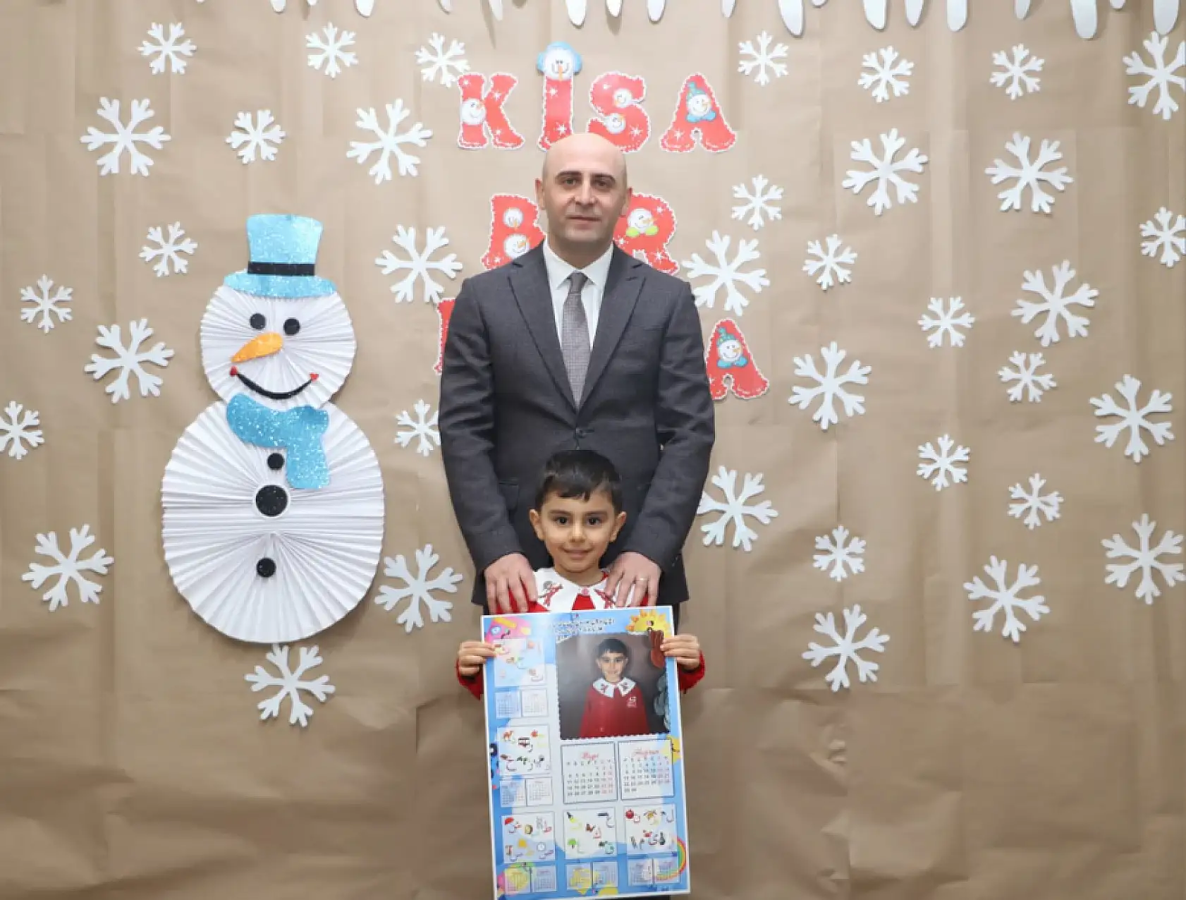 Doğubayazıt'ta karneler alındı, Kaymakam Ekinci minikleri yalnız bırakmadı