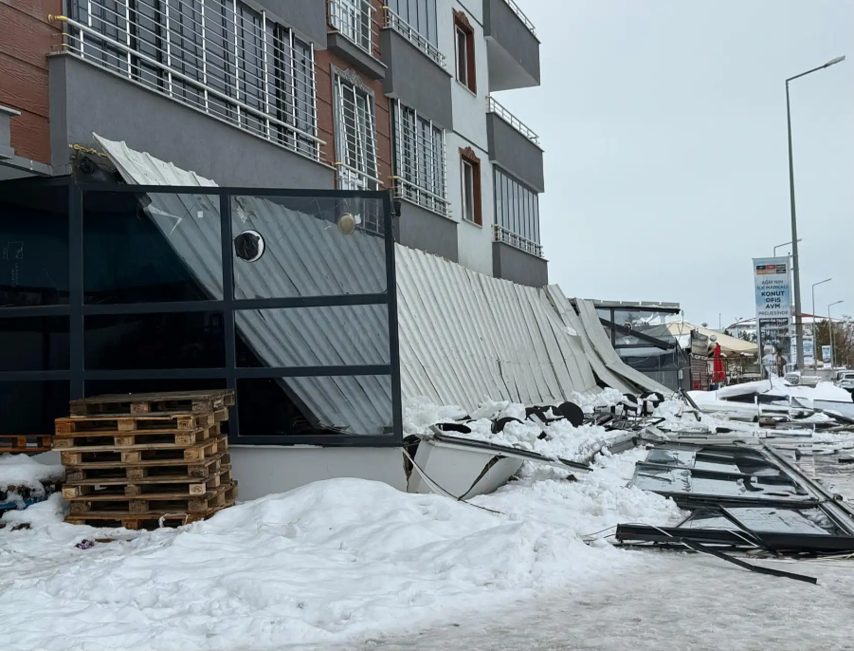 Ağrı'da çatıdan düşen kar kafeyi yerle bir etti