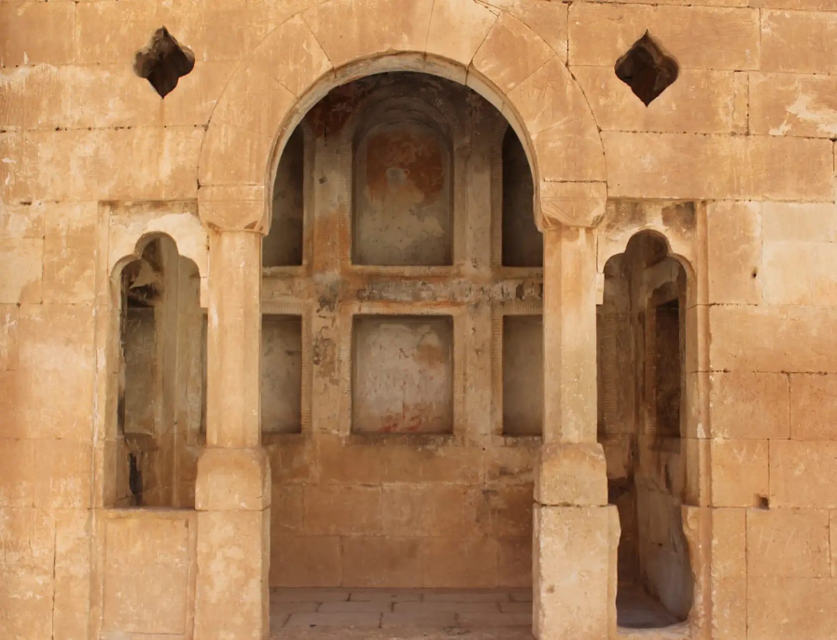 Doğunun incisi, taşlarındaki sırlarla ziyaretçilerini büyülüyor