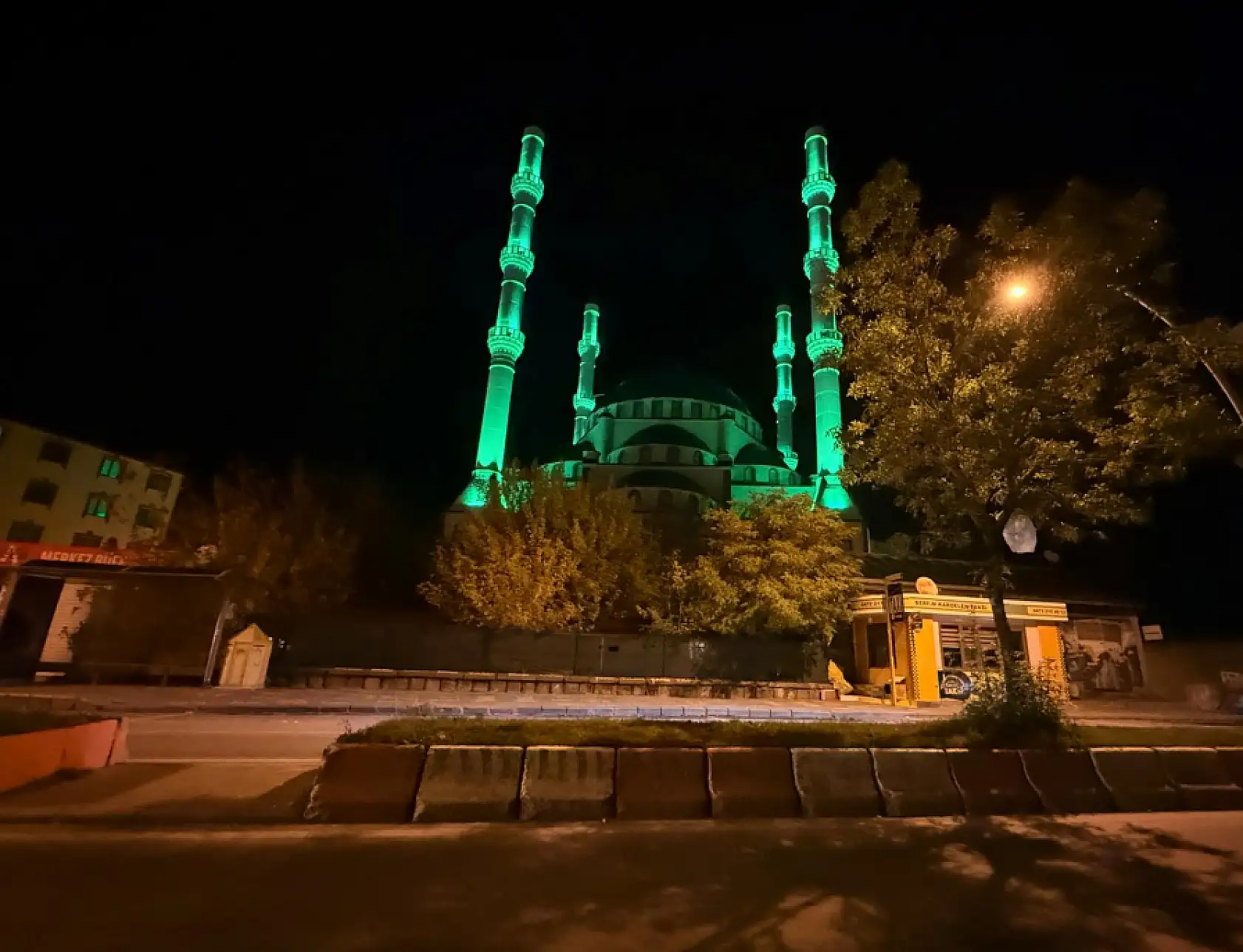 Ağrı Merkez Camii , geceyi aydınlatan yeşil ışıklarıyla dikkat çekiyor