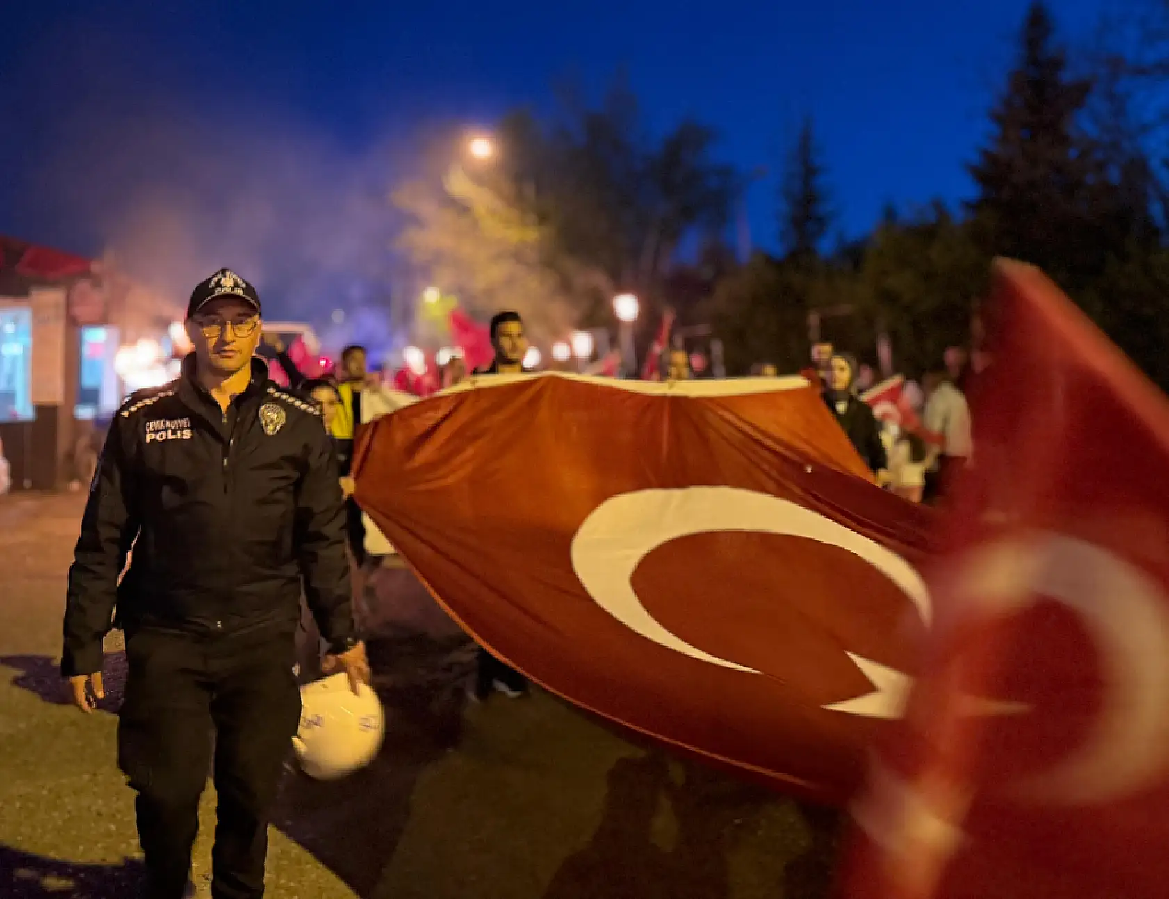 Ağrılı gençler şehri aydınlattı 19 Mayıs coşkusu sokaklara taştı