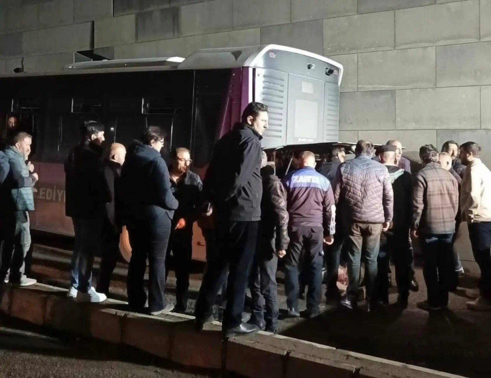 Ağrı'da facianın eşiğinden dönüldü! Otobüs alt geçitte kontrolden çıktı