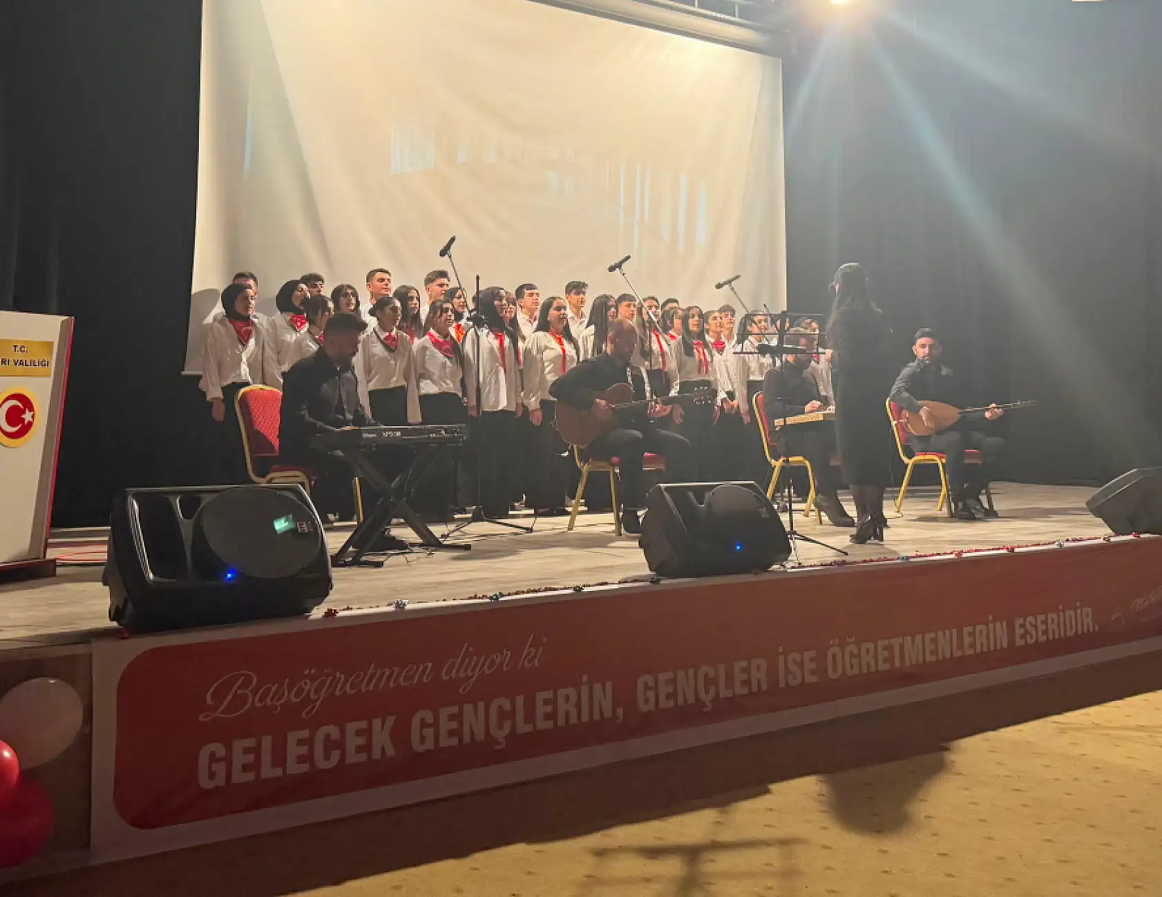 Ağrı'da 24 Kasım programı tiyatro ve yemin töreniyle renklendi