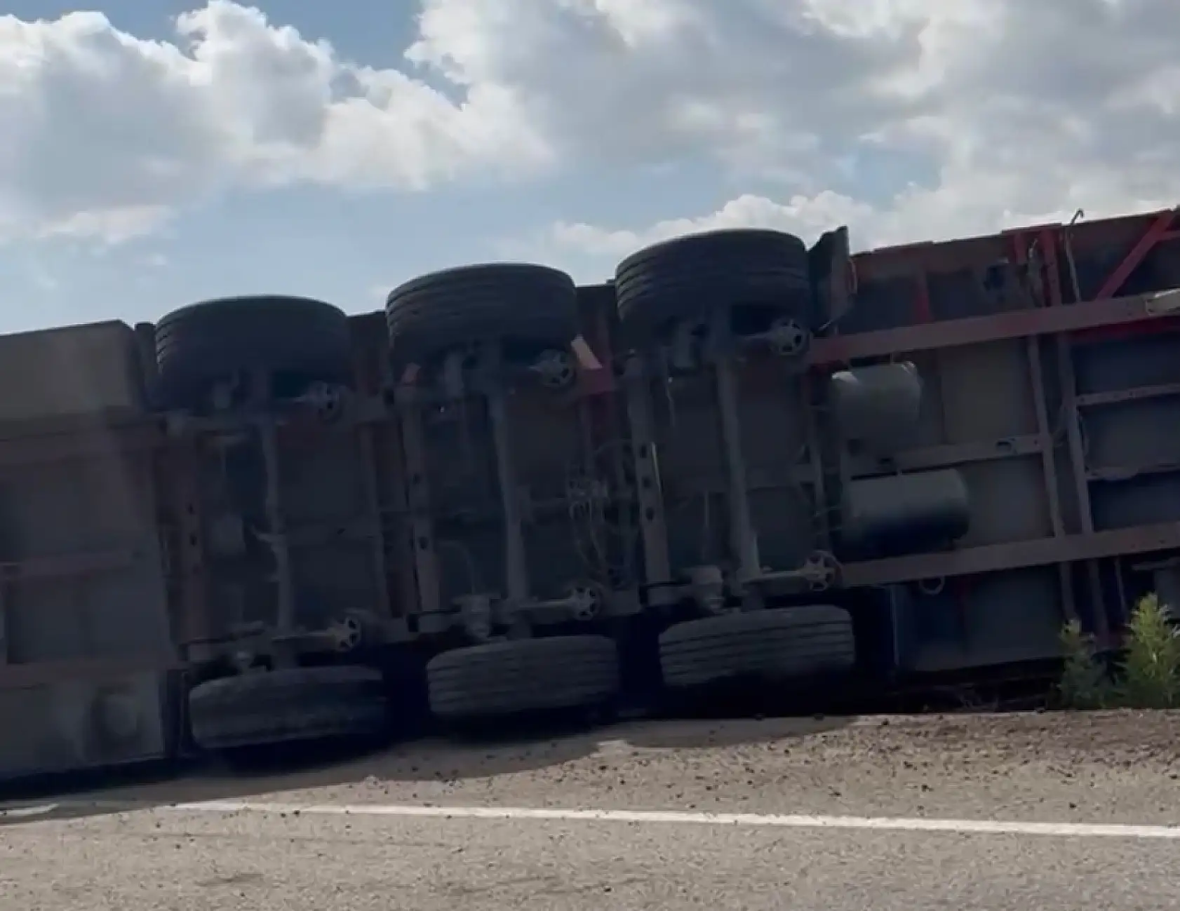 Sabah saatlerinde Doğubayazıt yolunda tır devrildi