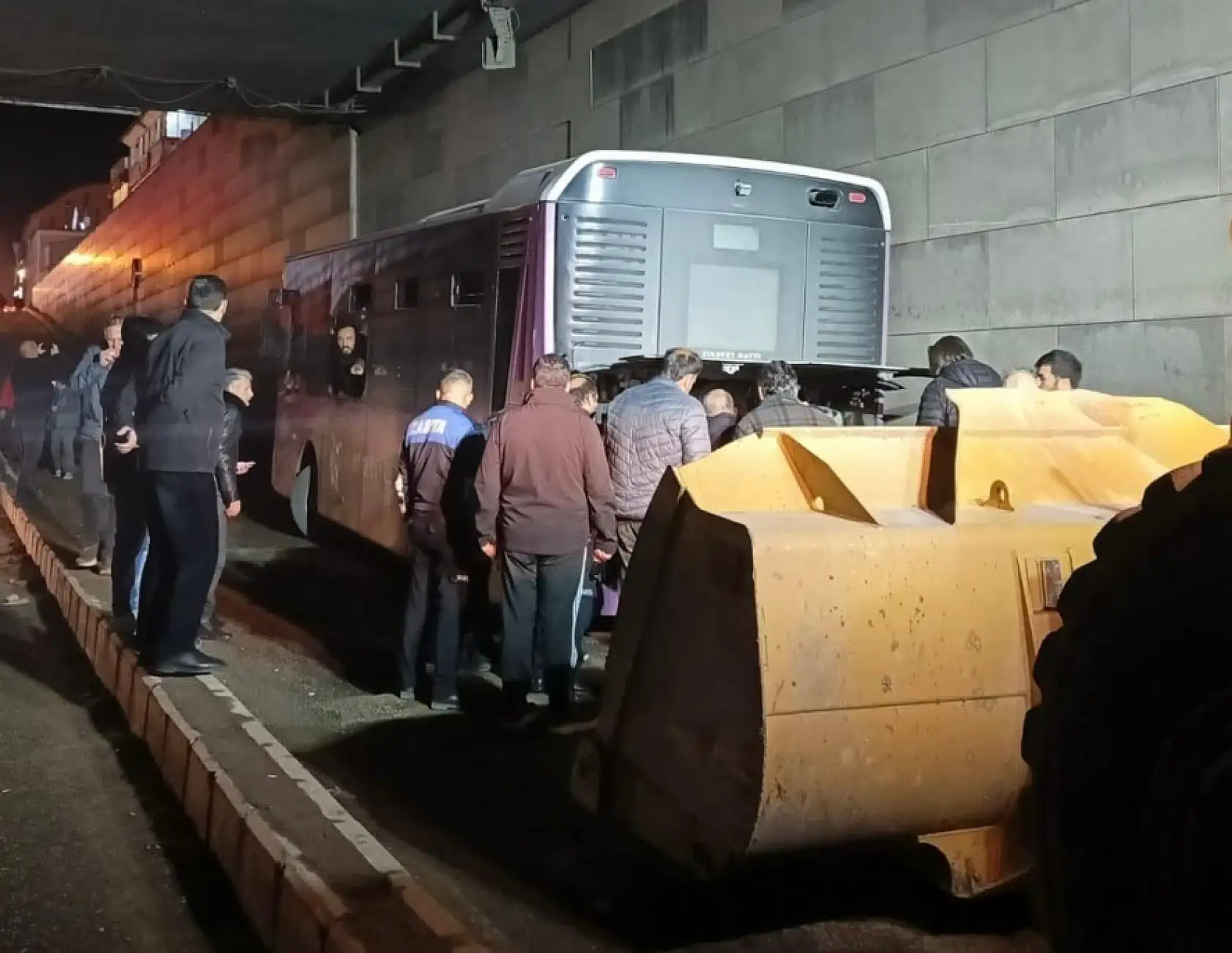 Ağrı'da facianın eşiğinden dönüldü! Otobüs alt geçitte kontrolden çıktı