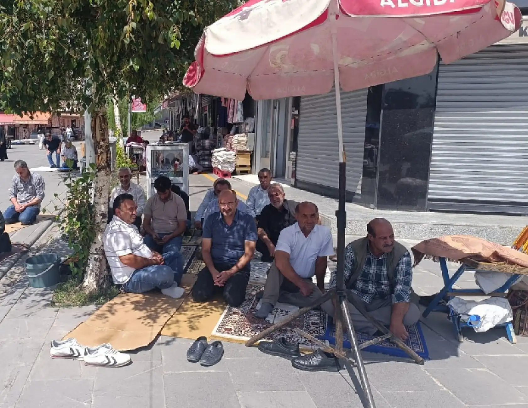 Ağrı'da sıcak havaya rağmen cemaat, dış mekânda ibadet etti