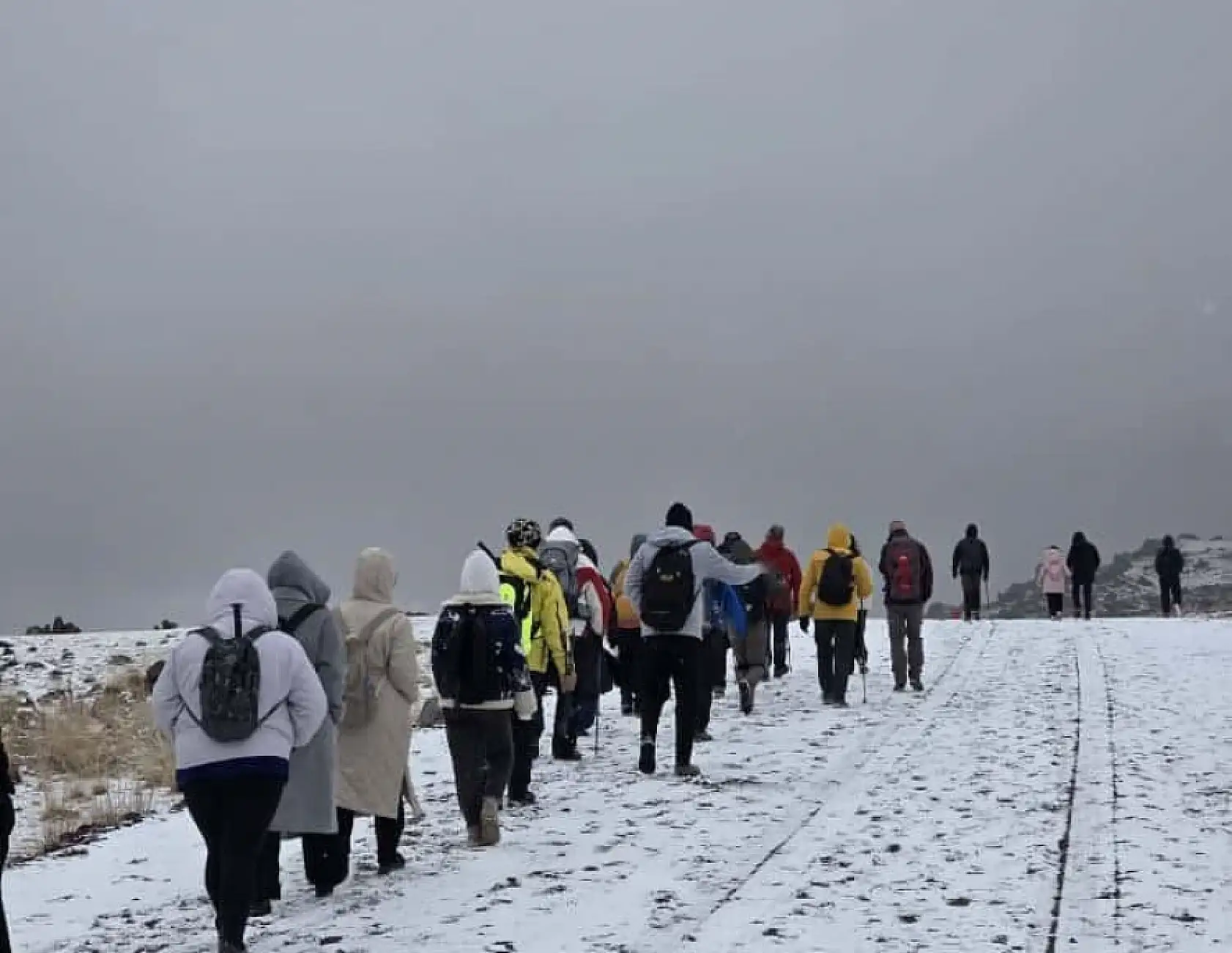 Doğubayazıt'ın doğa tutkunları kar kış dinlemeden yürüyüşlerini tamamladı
