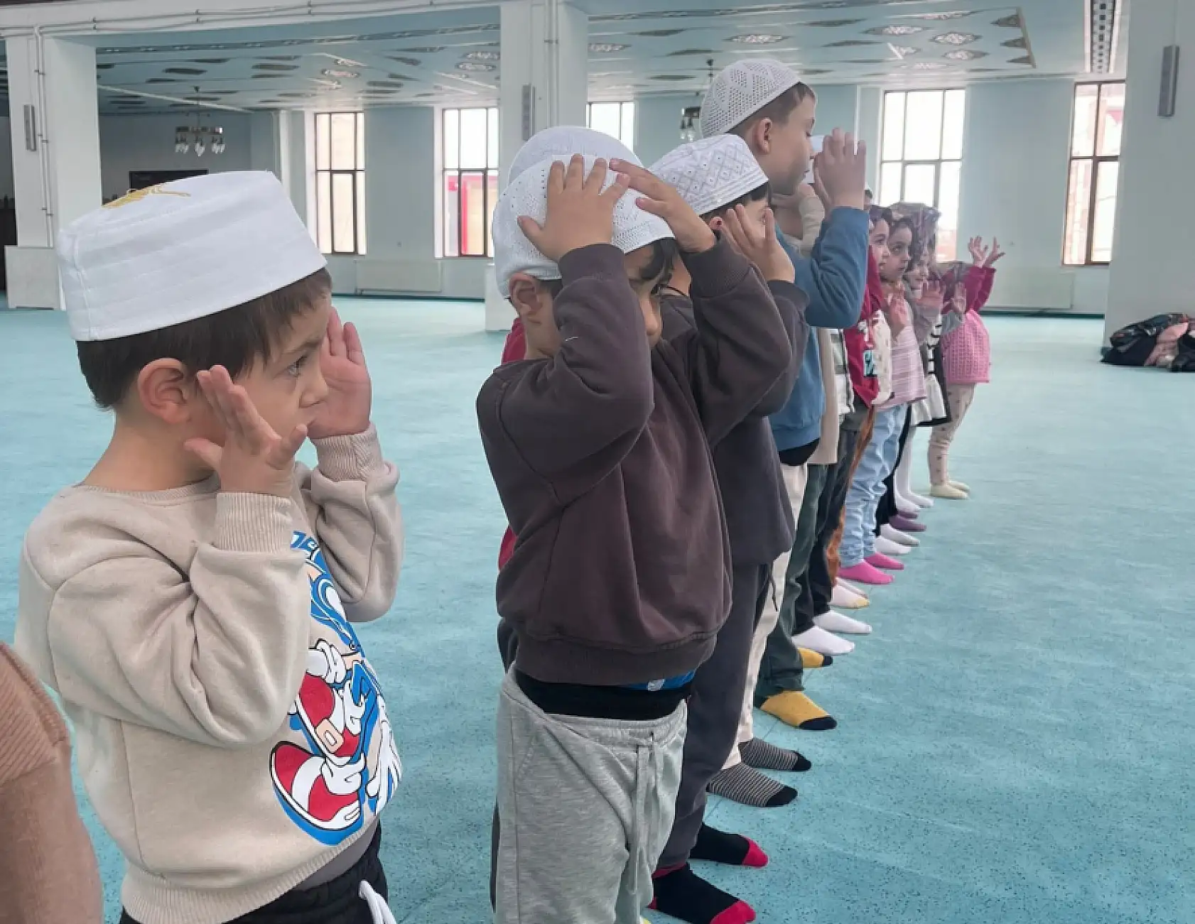 Ağrı Teknokent Koleji minikleri Ramazan'ın maneviyatını camide öğrendi