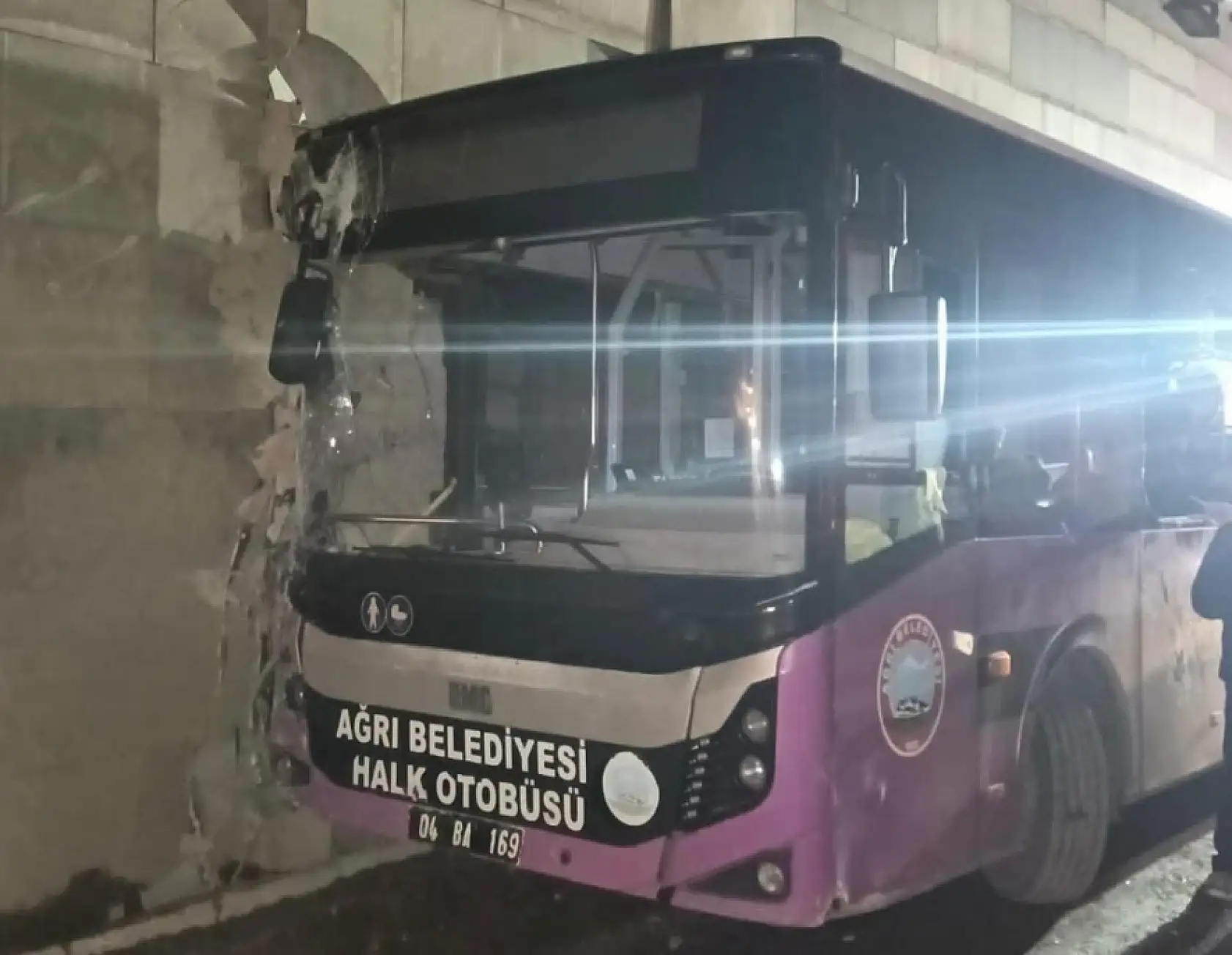 Ağrı'da facianın eşiğinden dönüldü! Otobüs alt geçitte kontrolden çıktı