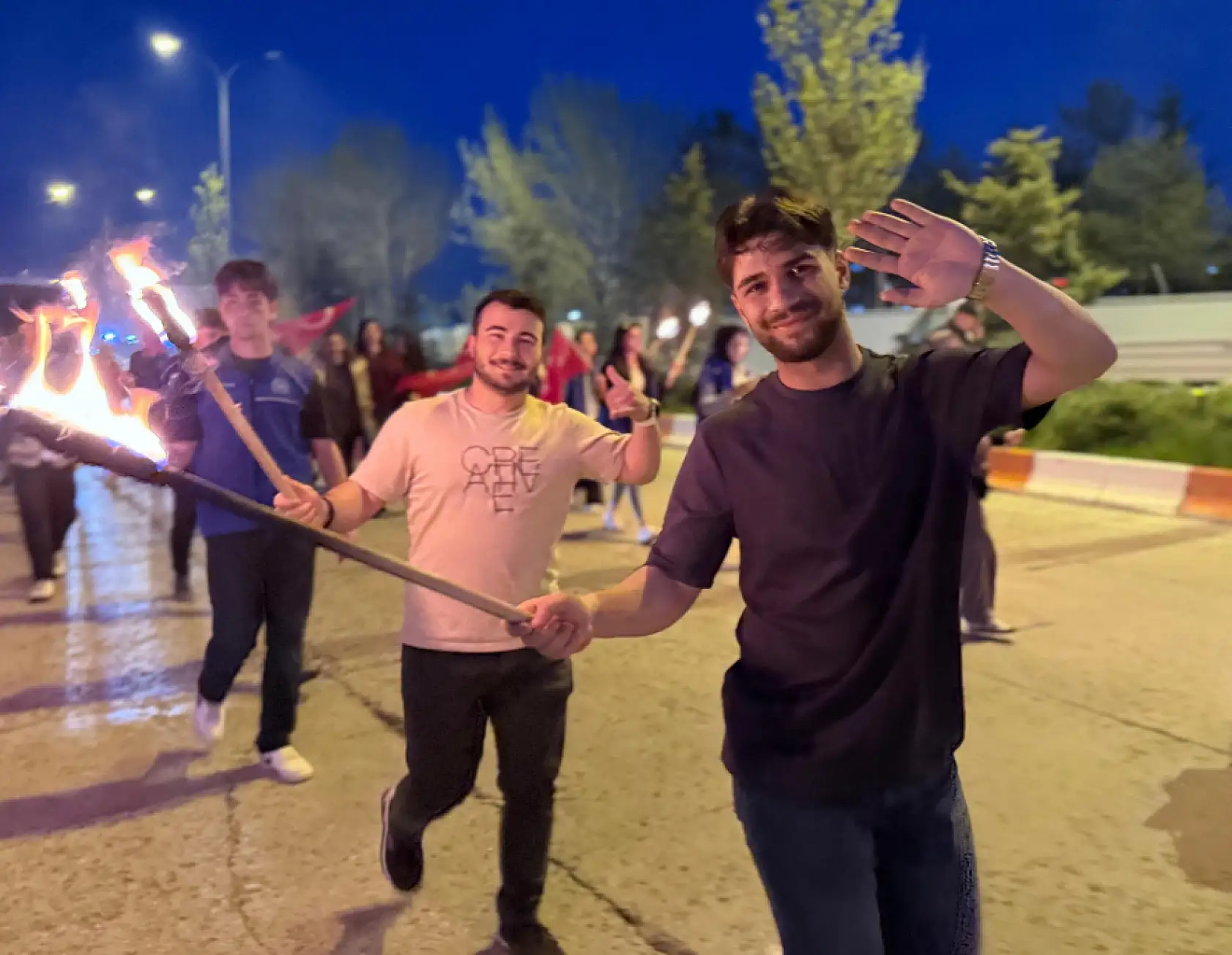 Ağrılı gençler şehri aydınlattı 19 Mayıs coşkusu sokaklara taştı
